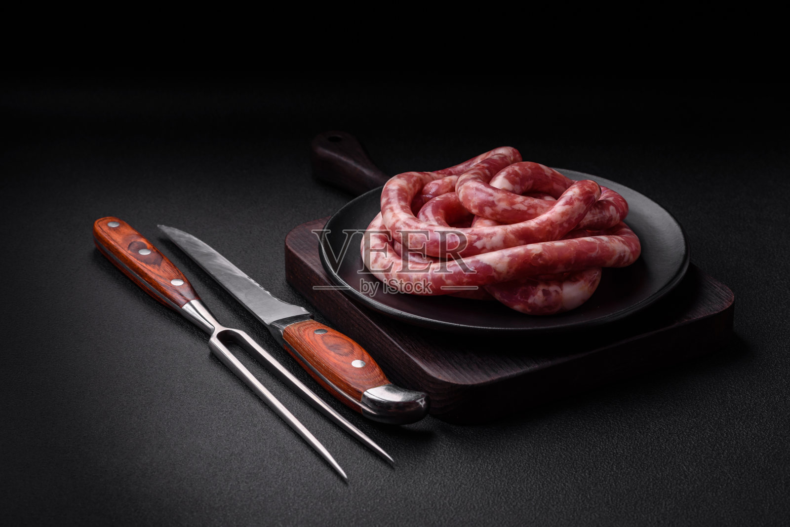 猪肉或牛肉制成的生香肠，加盐、香料和香草照片摄影图片