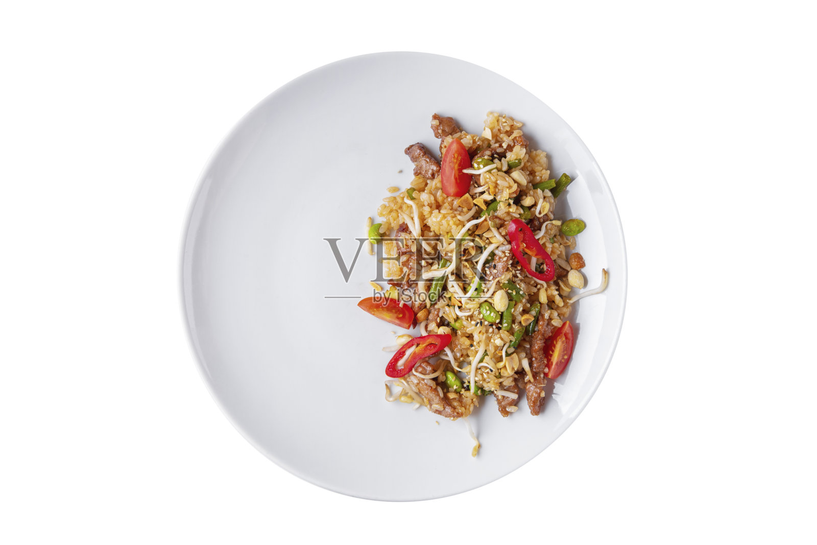 米饭配鳗鱼、豆子、辣椒、芝麻、芦笋豆、豆芽、西红柿和花生，盘子里放着白底照片摄影图片