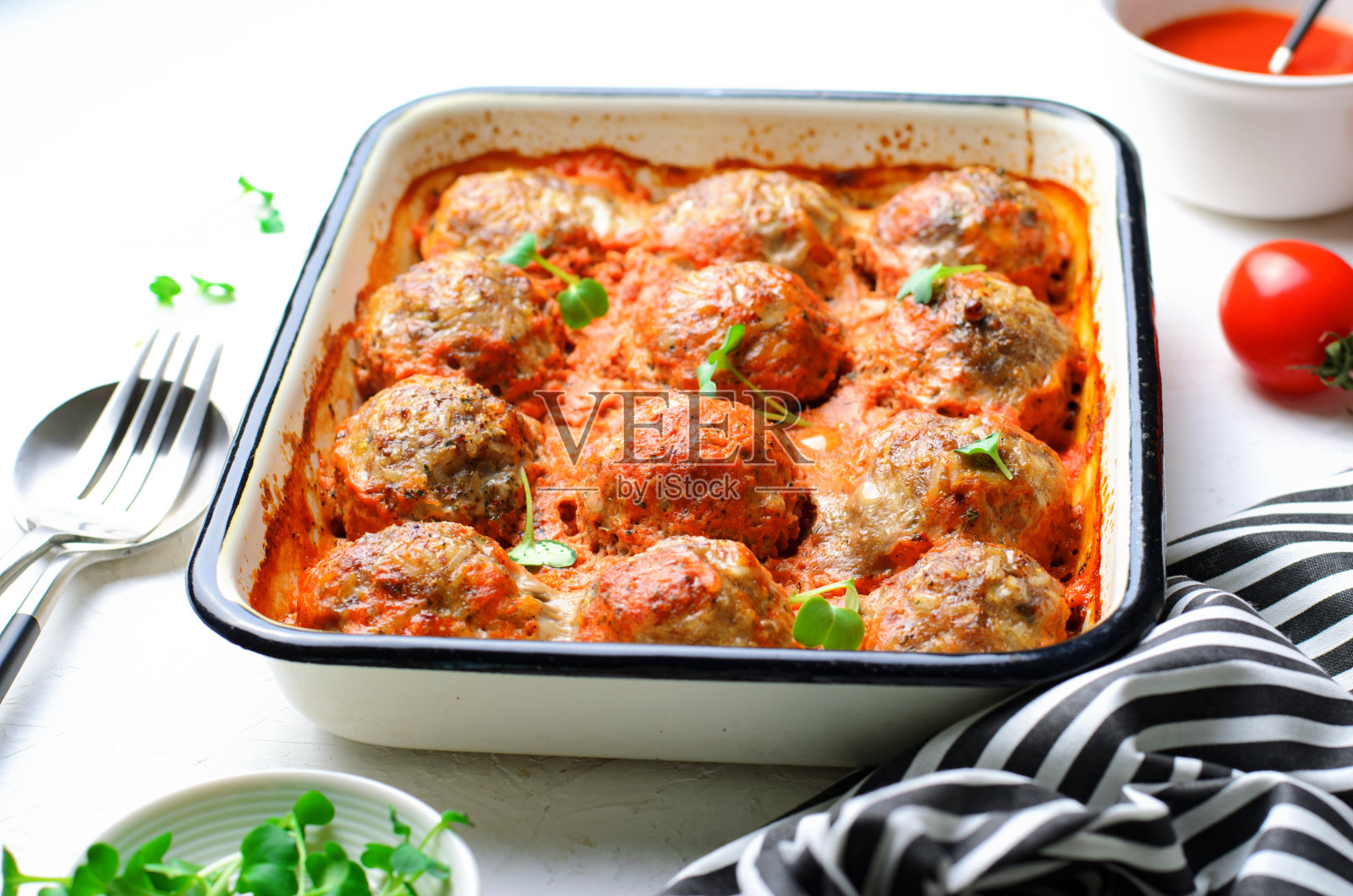 番茄酱肉丸放在烤盘上照片摄影图片