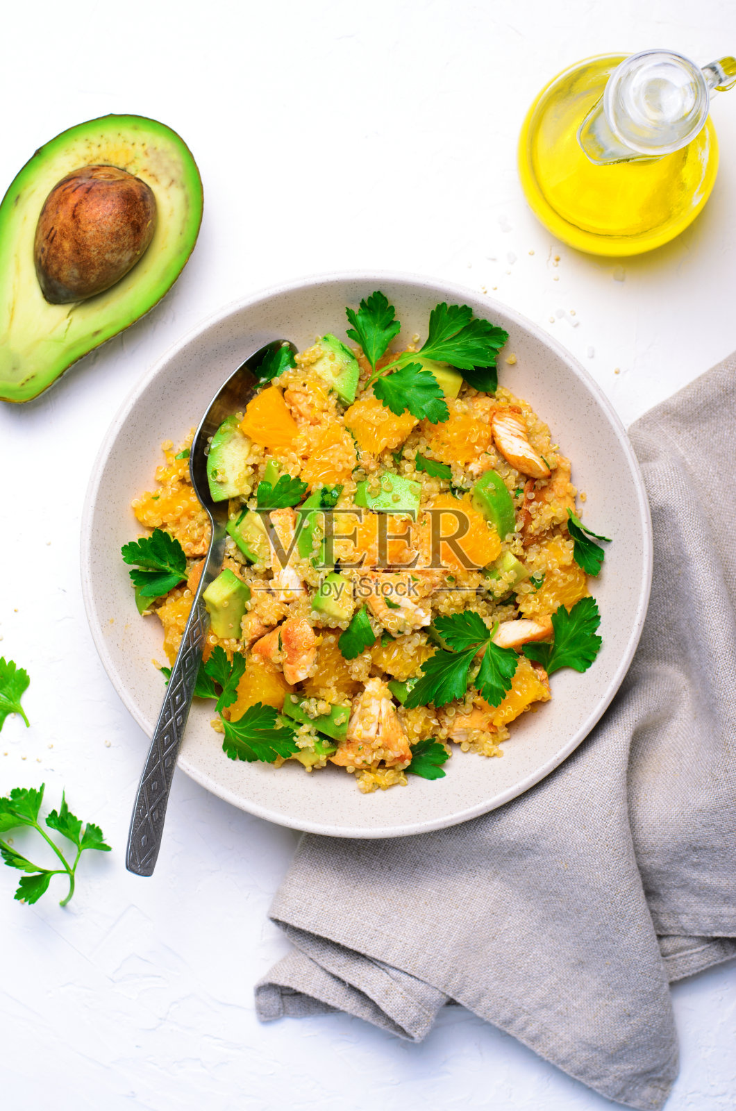 藜麦沙拉配橘子，鸡肉和鳄梨，健康膳食照片摄影图片