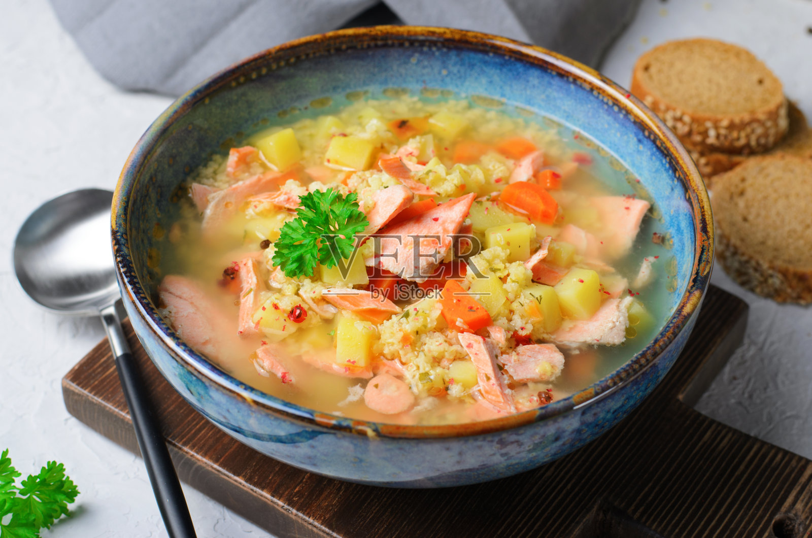 三文鱼、小米和蔬菜鱼汤，美味健康的一餐照片摄影图片