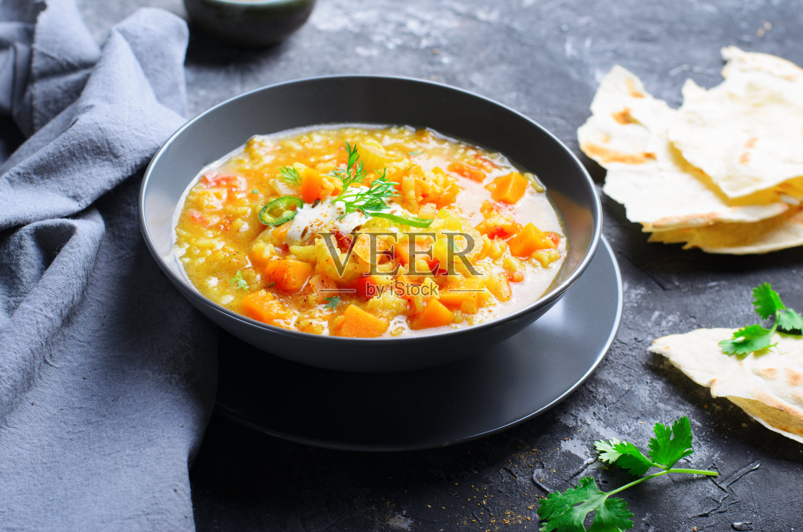 米饭和南瓜印度汤在黑暗的背景照片摄影图片