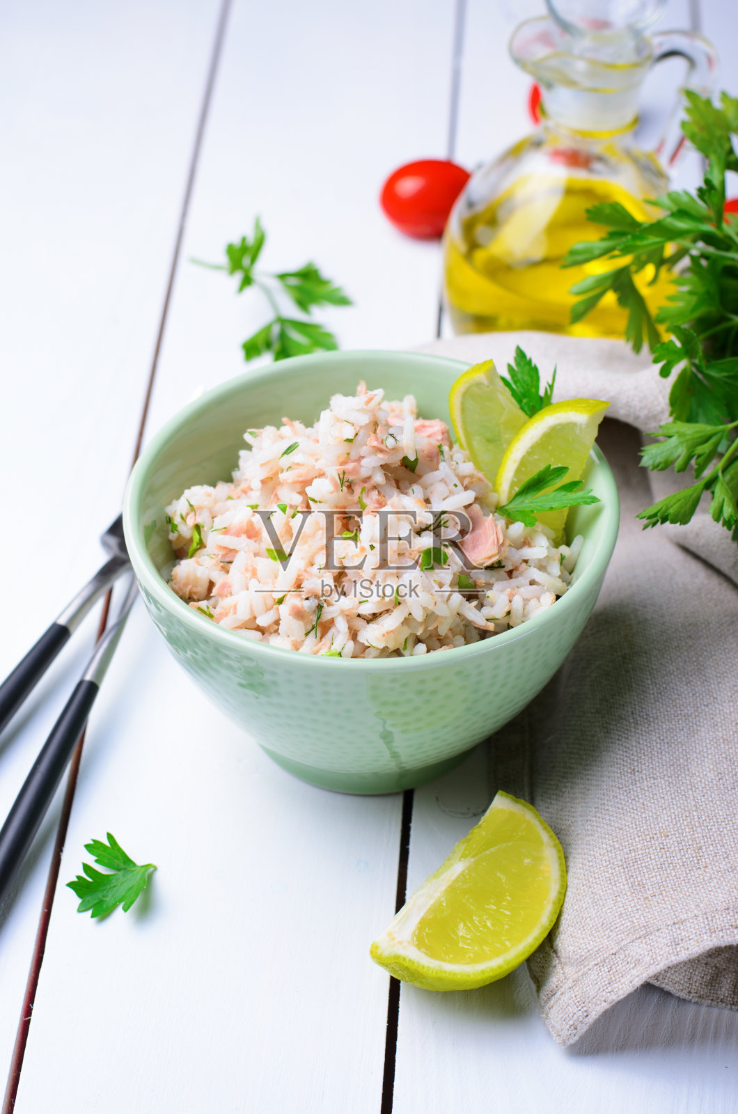 金枪鱼米饭，美味沙拉或开胃菜在碗里照片摄影图片