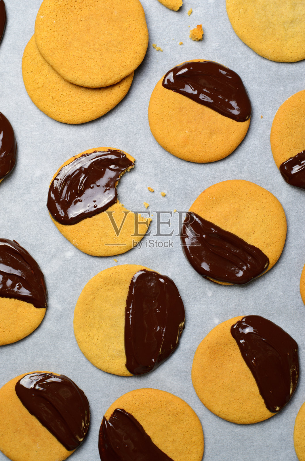 饼干与巧克力釉，新鲜出炉的饼干，俯视图照片摄影图片