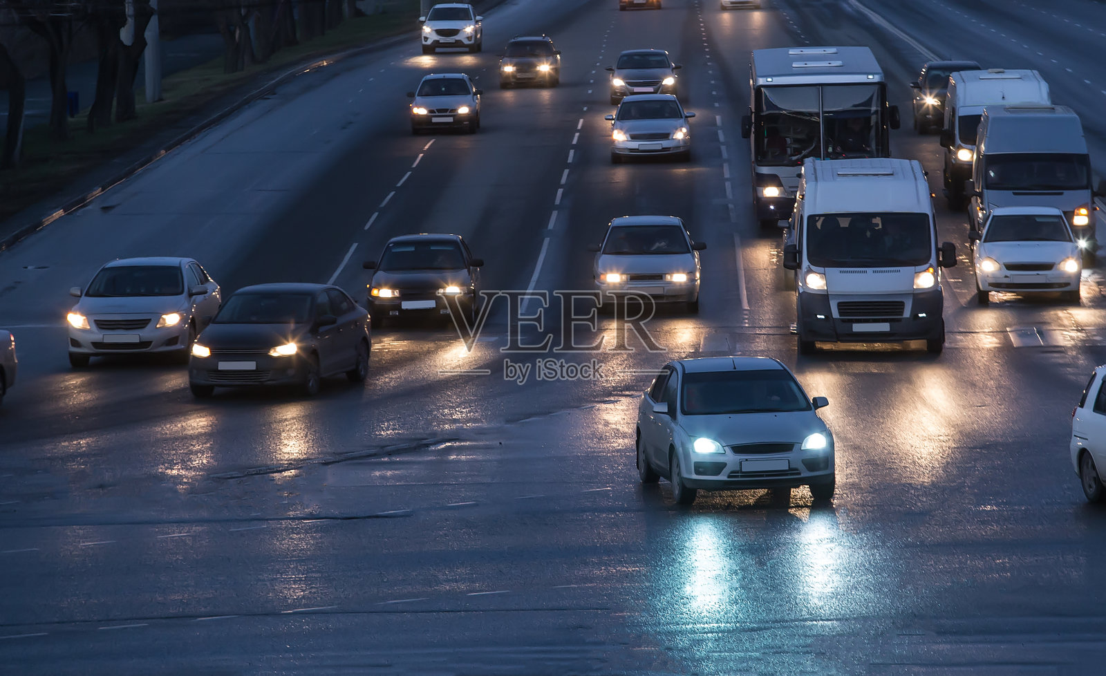 夜间十字路口的汽车交通照片摄影图片