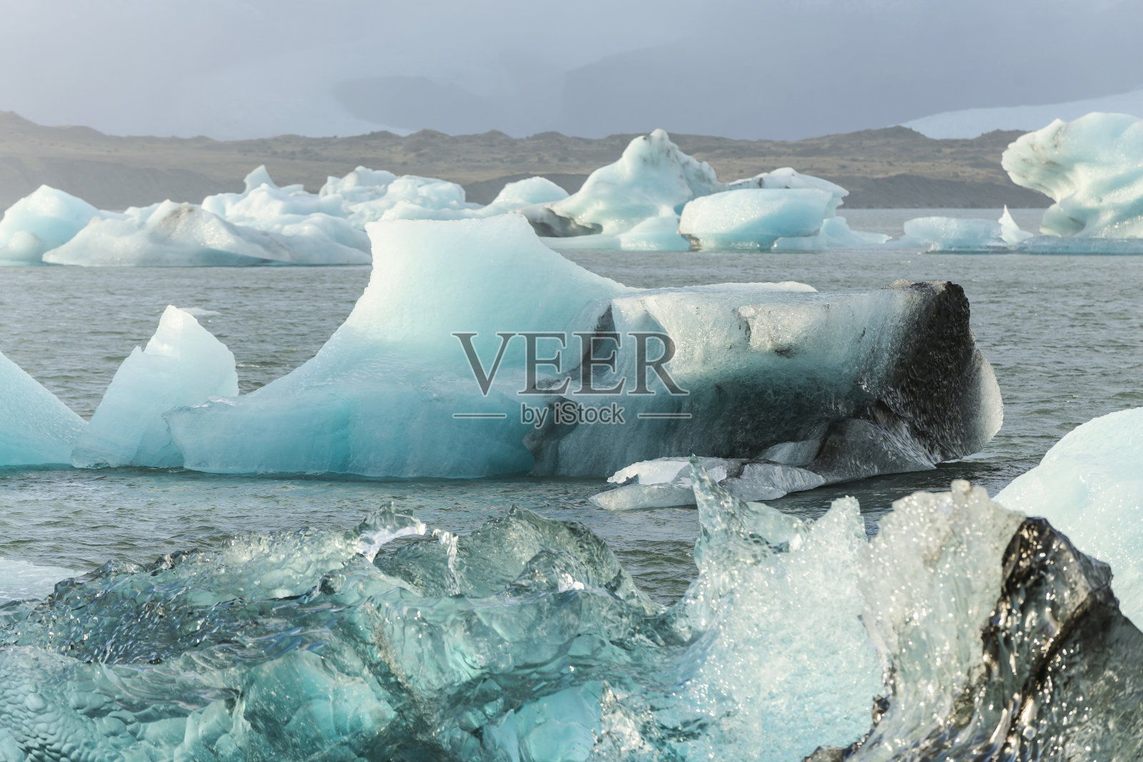 冰岛Jokulsarlon湖上的冰山照片摄影图片
