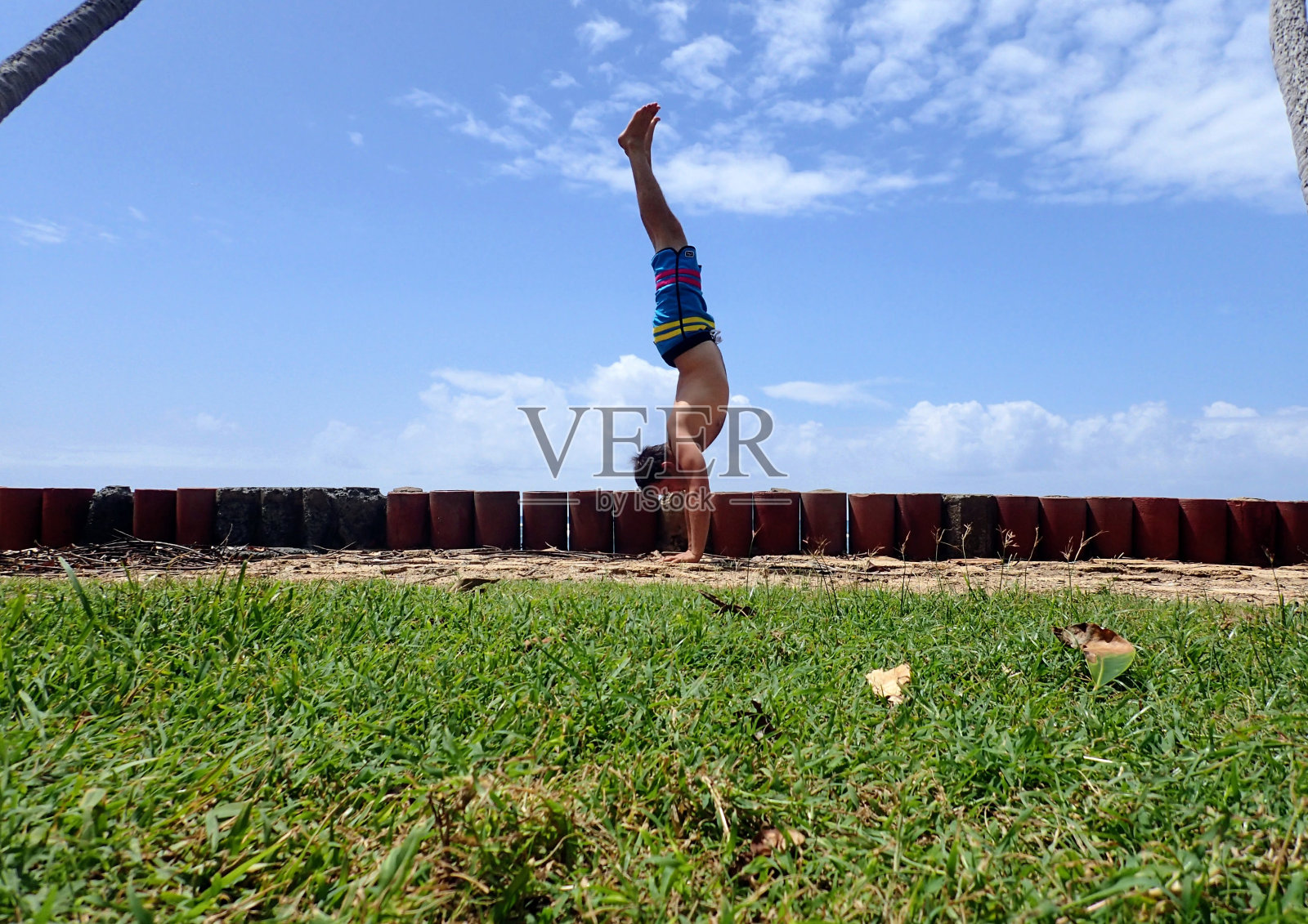 一名男子在利亚海滩公园展示倒立技巧照片摄影图片