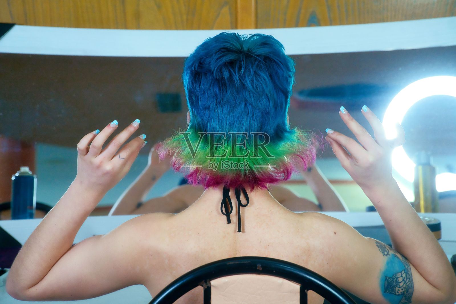 白人女性，独特的荧光粉色头发，不对称的发型照片摄影图片