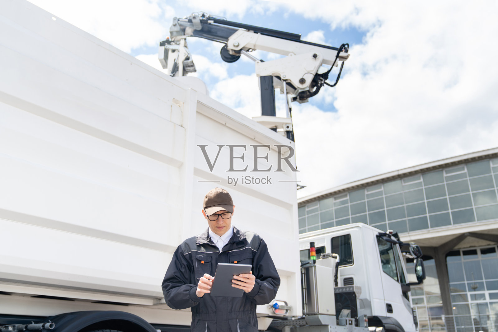 经理在垃圾车旁边。照片摄影图片