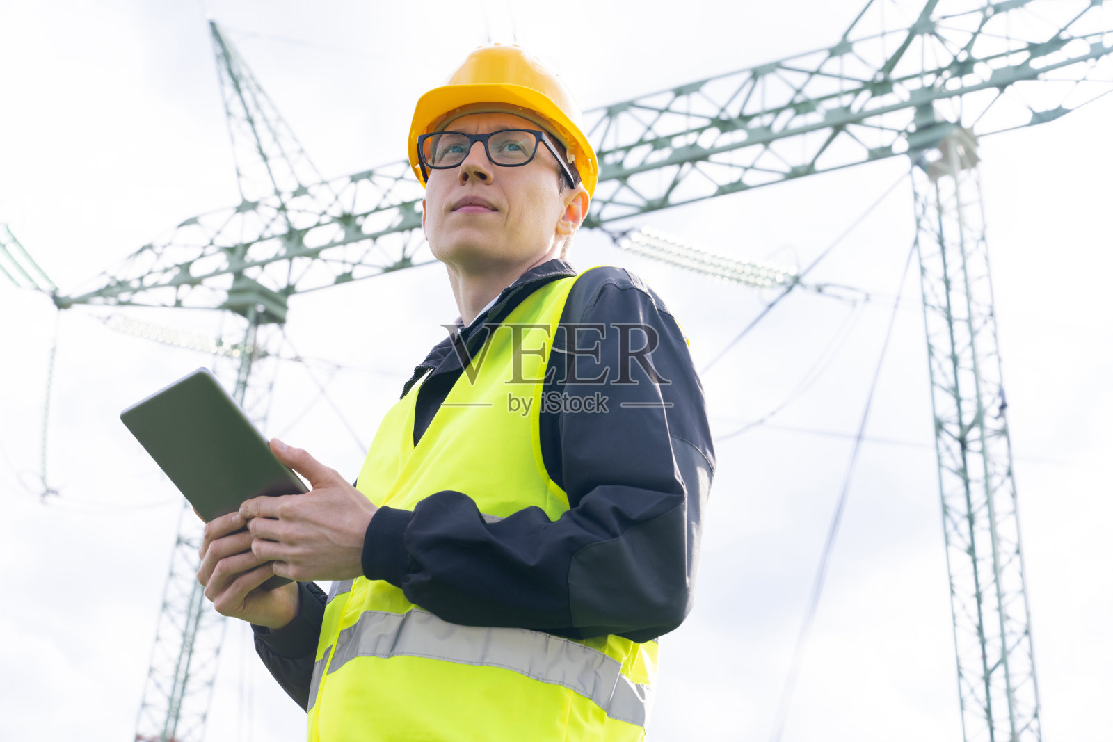 有电力线塔背景的工程师照片摄影图片