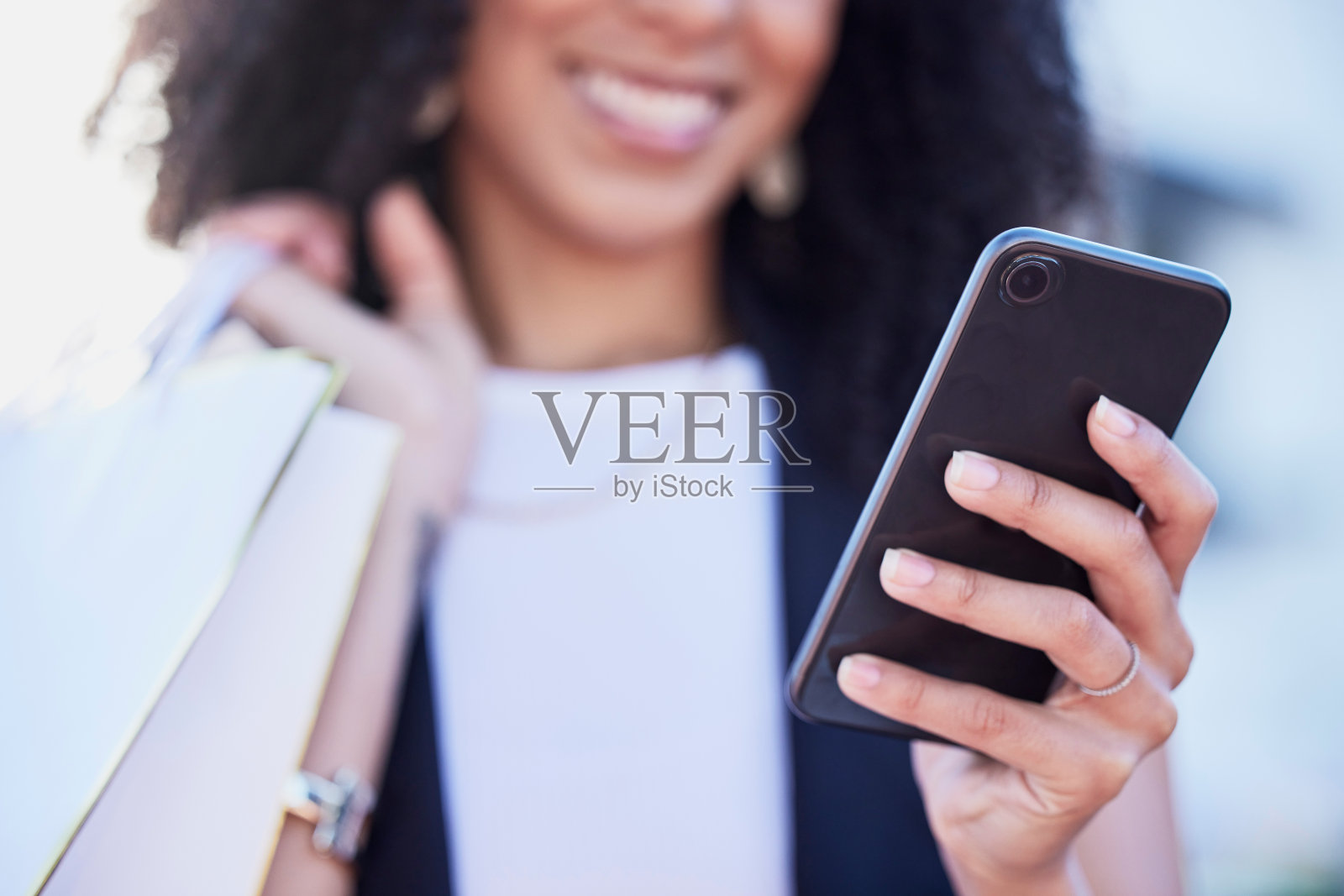 城市，购物和黑人妇女用手机应用程序，网络和互联网搜索，高兴和兴奋的销售。智能手机，手和女孩提着包在商场外面，发短信或浏览网上折扣照片摄影图片