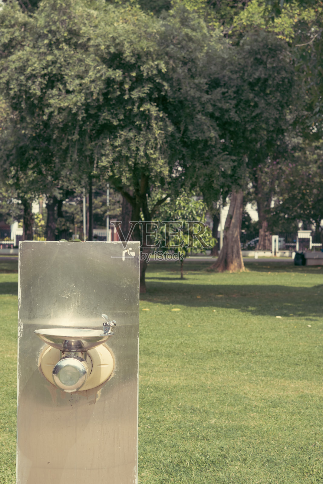 公园里的不锈钢饮水器照片摄影图片