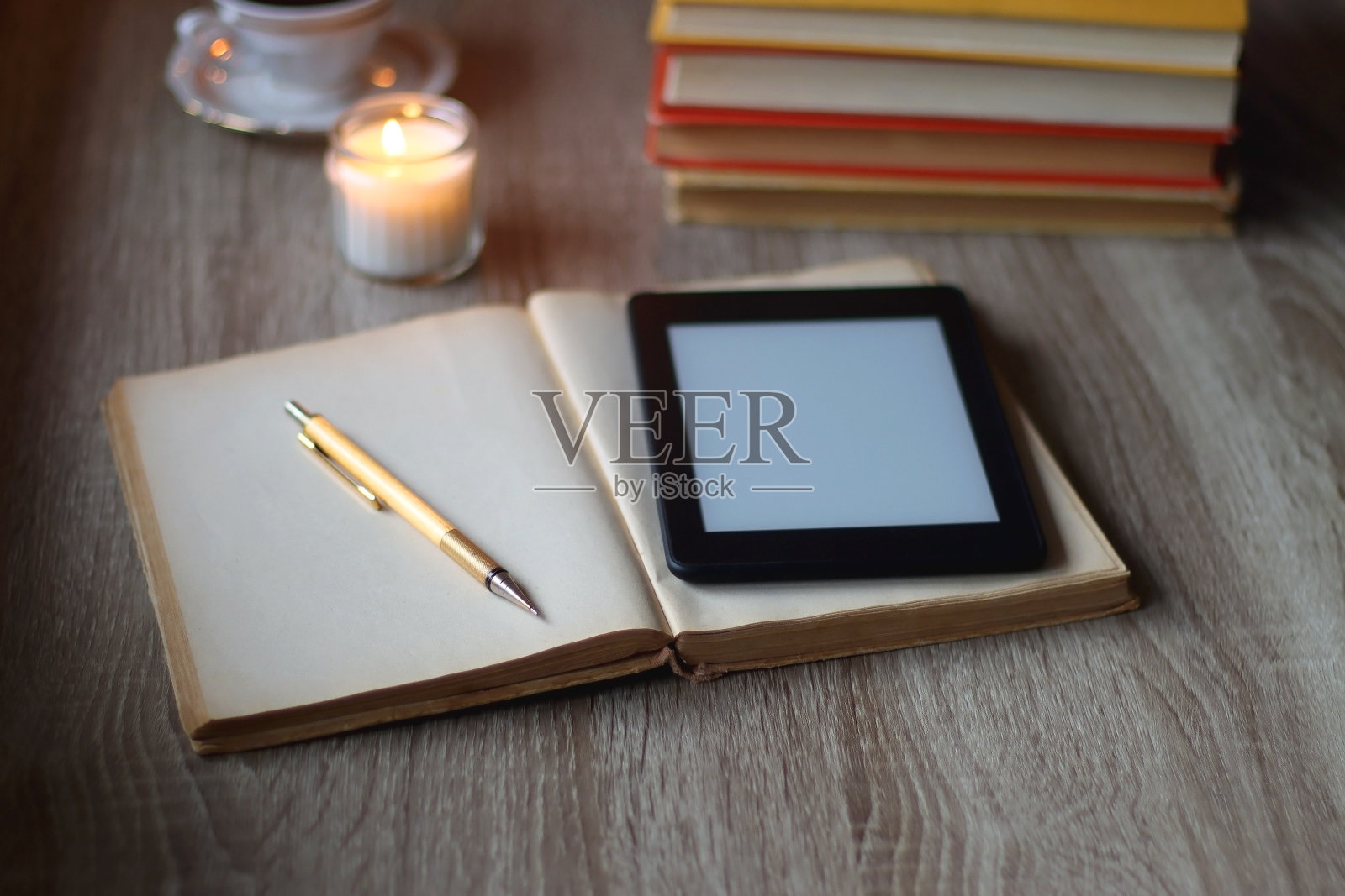 采购产品书，眼镜，电子阅读器，笔，茶，饼干和蜡烛照片摄影图片