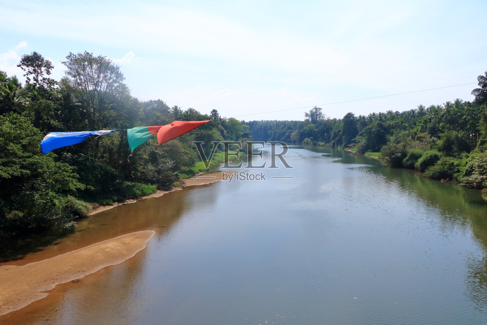 印度喀拉拉邦Khozikode，从Kuttyady (Kuttiady, Kuttyadi)桥上俯瞰河流和山脉照片摄影图片