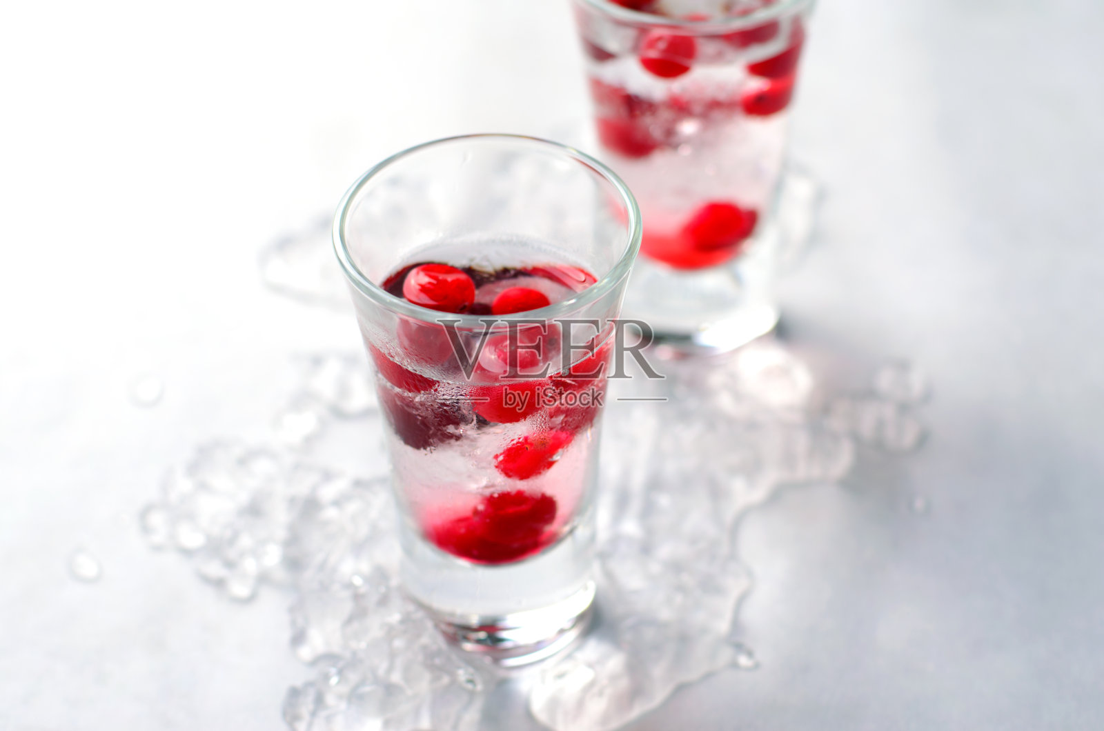 白底冰蔓越莓鸡尾酒照片摄影图片