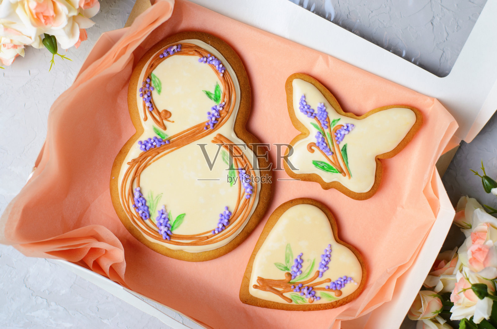 姜饼饼干3月8日，妇女节，手工饼干与糖糖霜照片摄影图片