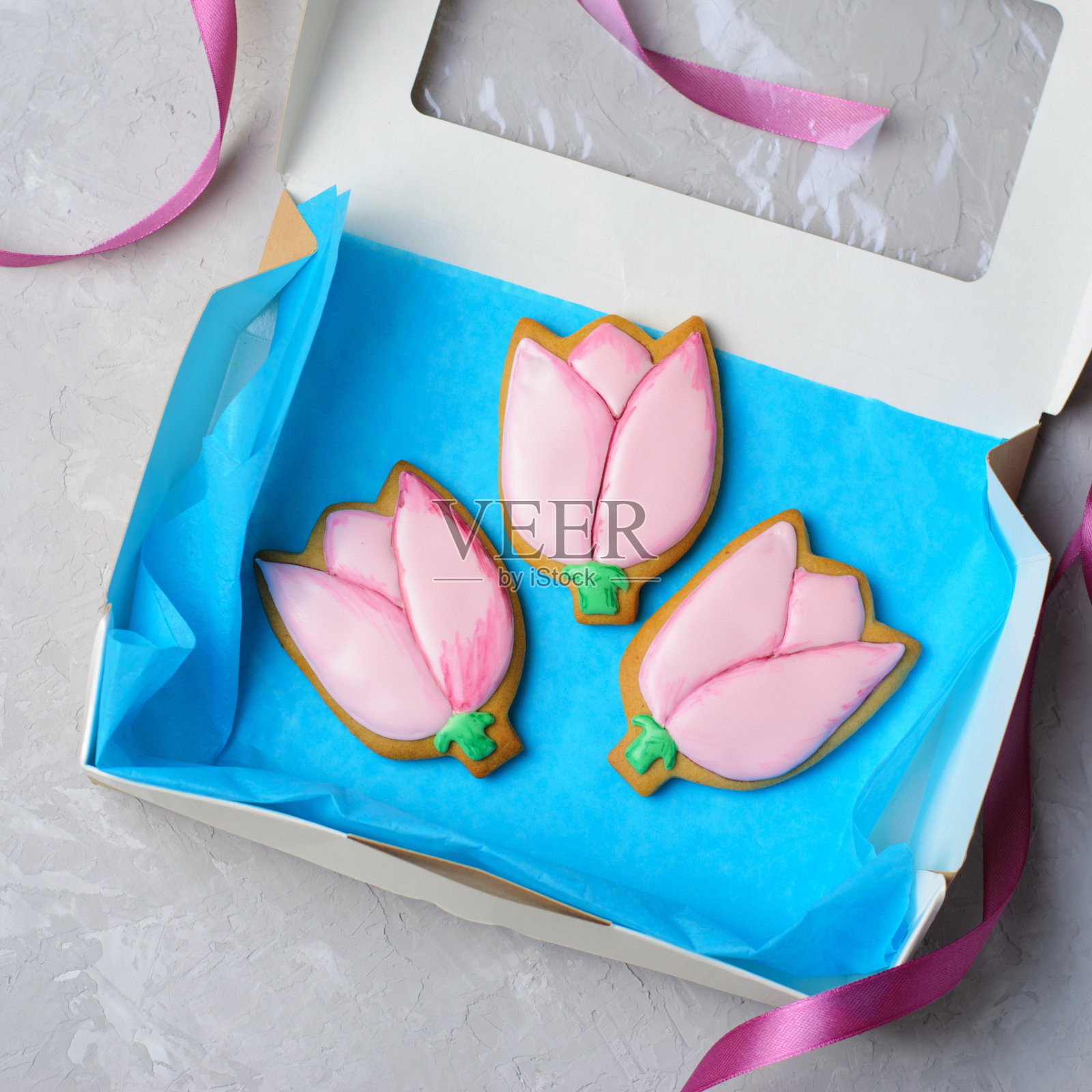 郁金香姜饼饼干，手工饼干与糖霜照片摄影图片