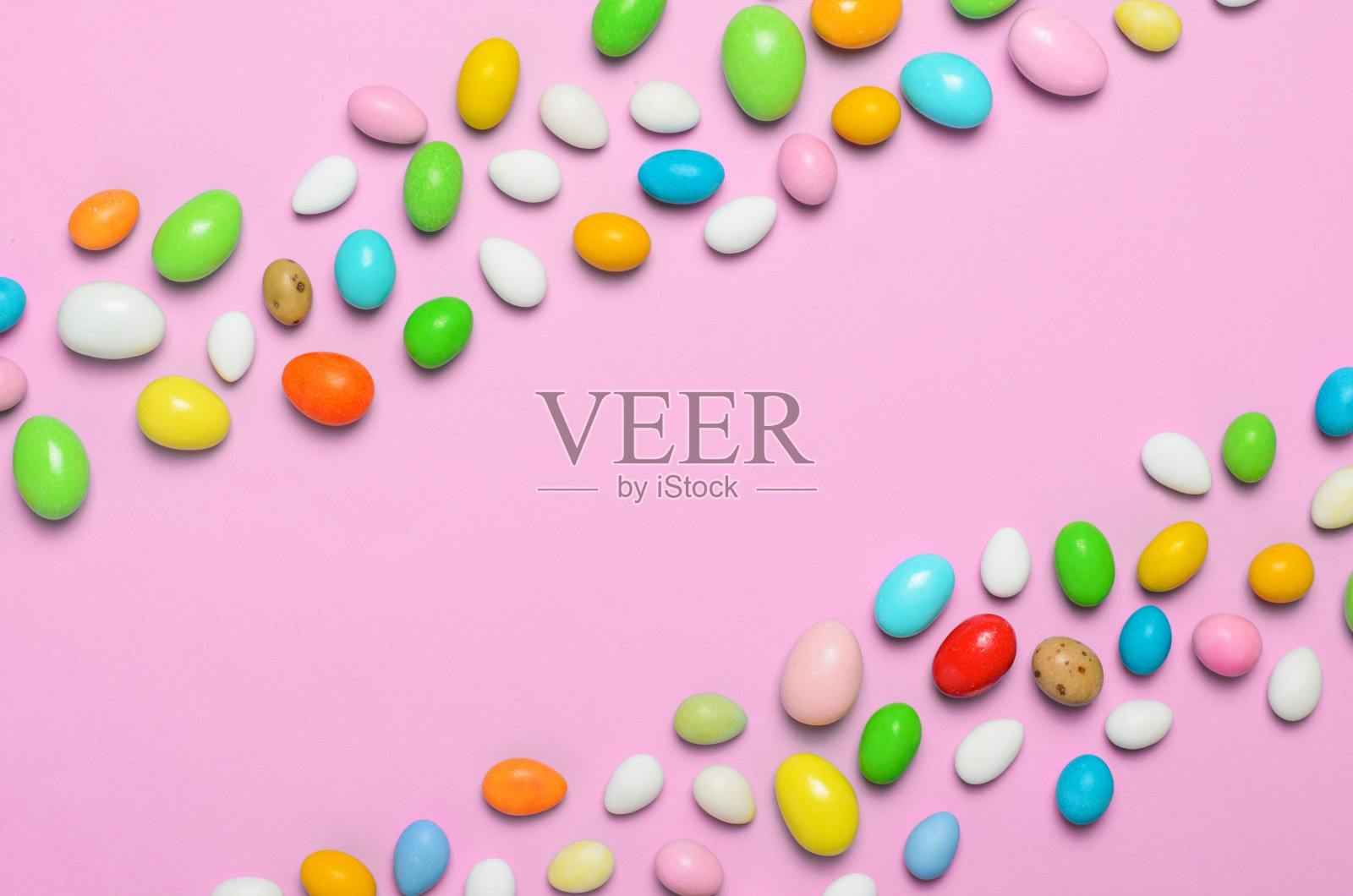 巧克力蛋在明亮的背景，甜蜜的复活节款待照片摄影图片