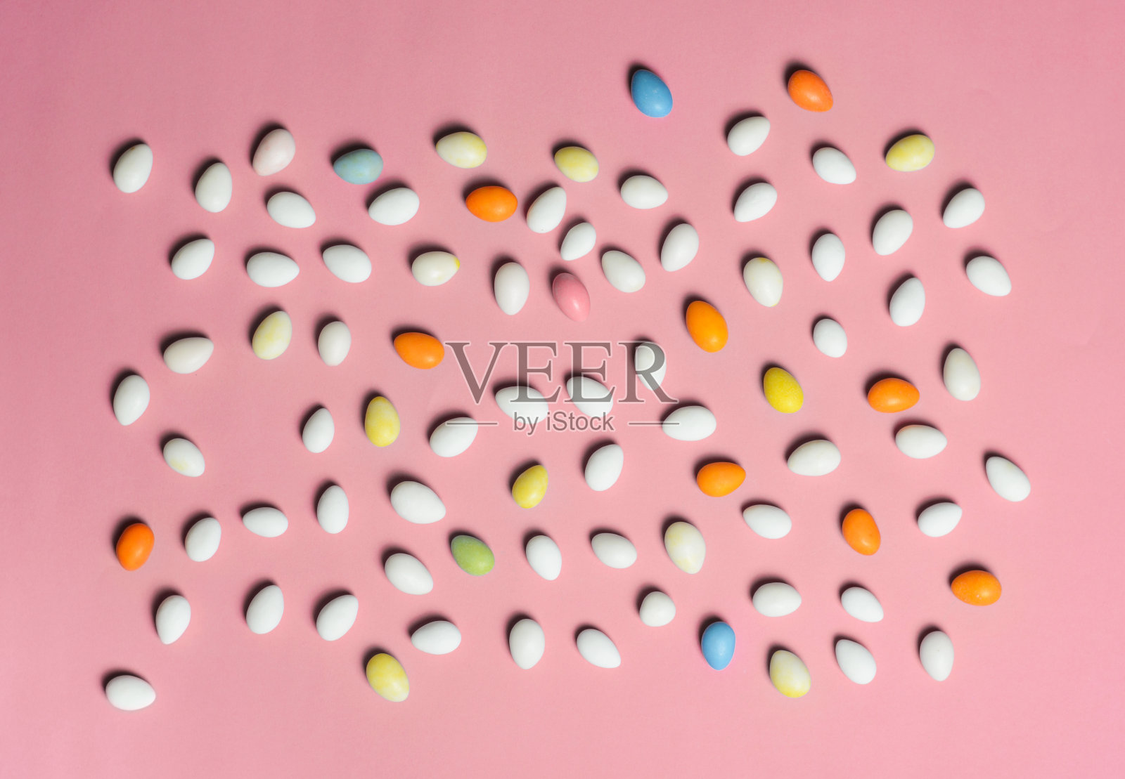 巧克力蛋在明亮的背景，甜蜜的复活节款待照片摄影图片