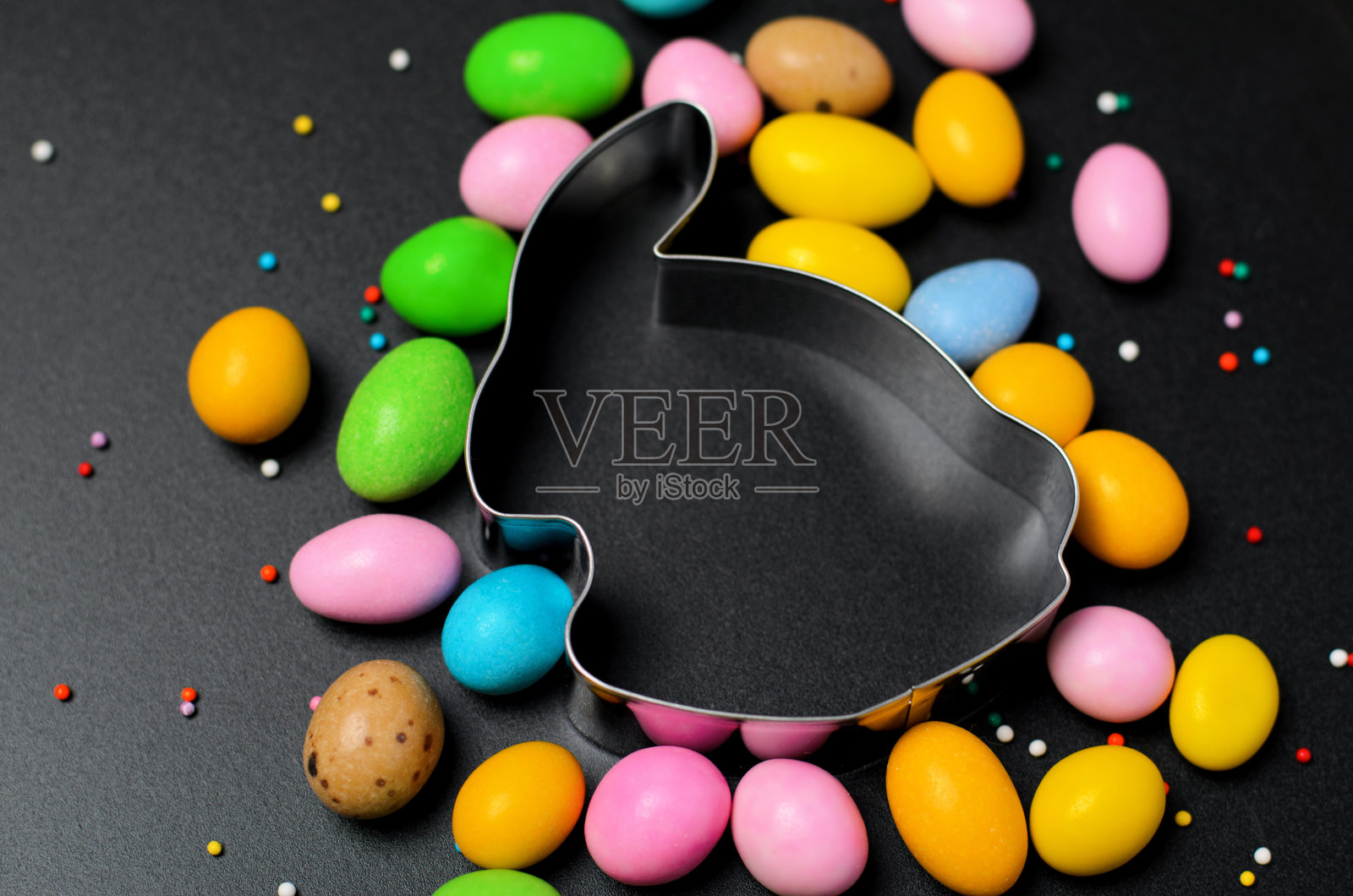 复活节概念，巧克力蛋和饼干切割机黑色背景照片摄影图片