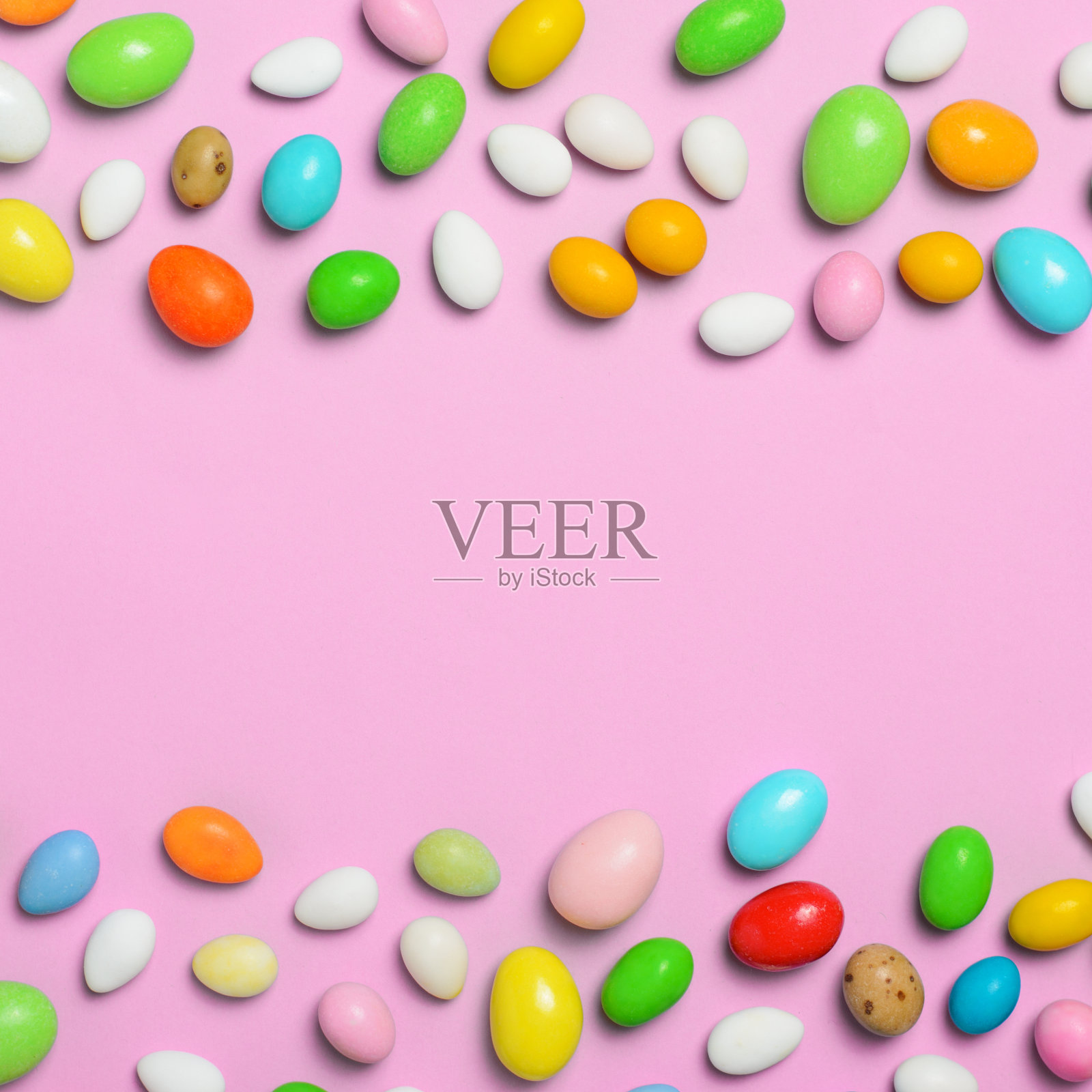 巧克力蛋在明亮的背景，甜蜜的复活节款待照片摄影图片