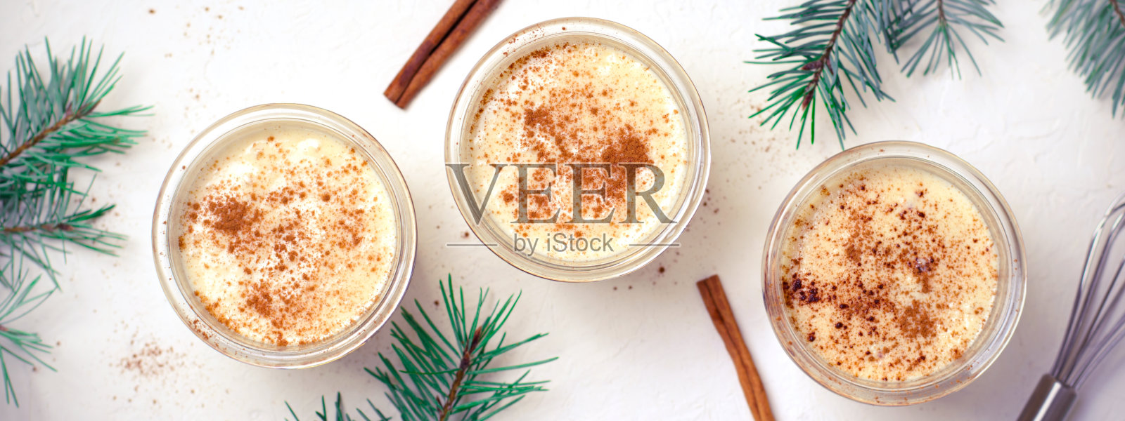 蛋奶酒，传统圣诞饮品，肉桂和肉豆蔻冬季鸡尾酒照片摄影图片