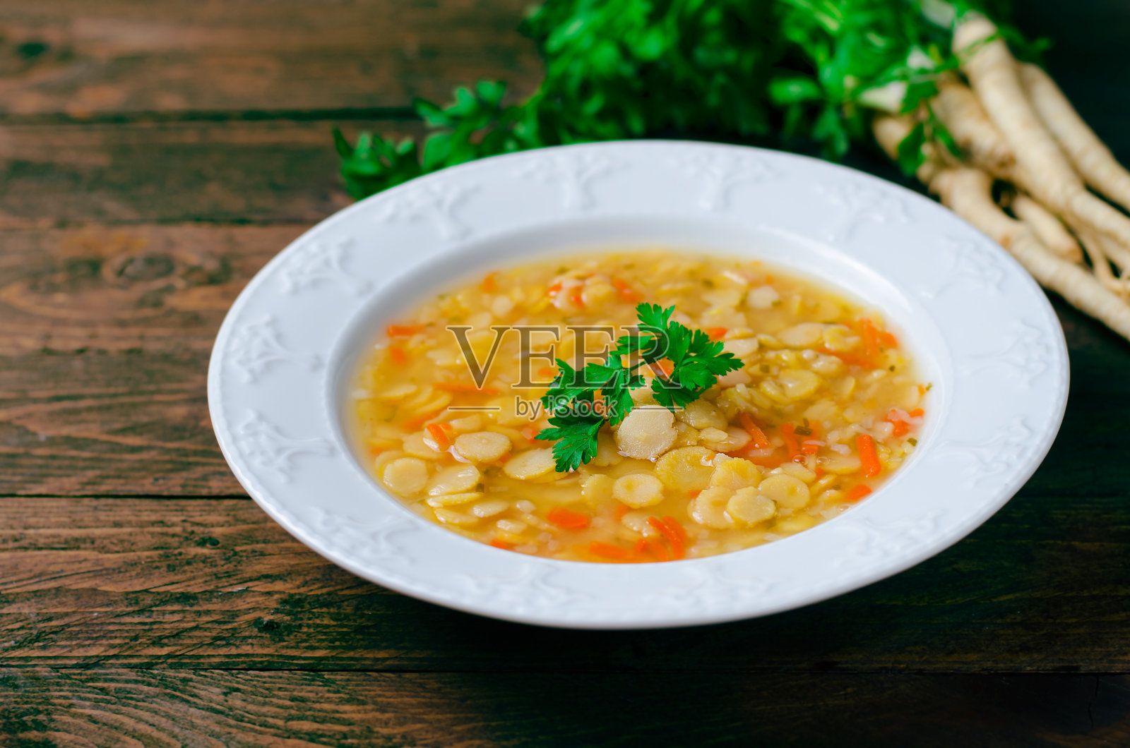 豌豆汤，素食和素食豌豆汤照片摄影图片