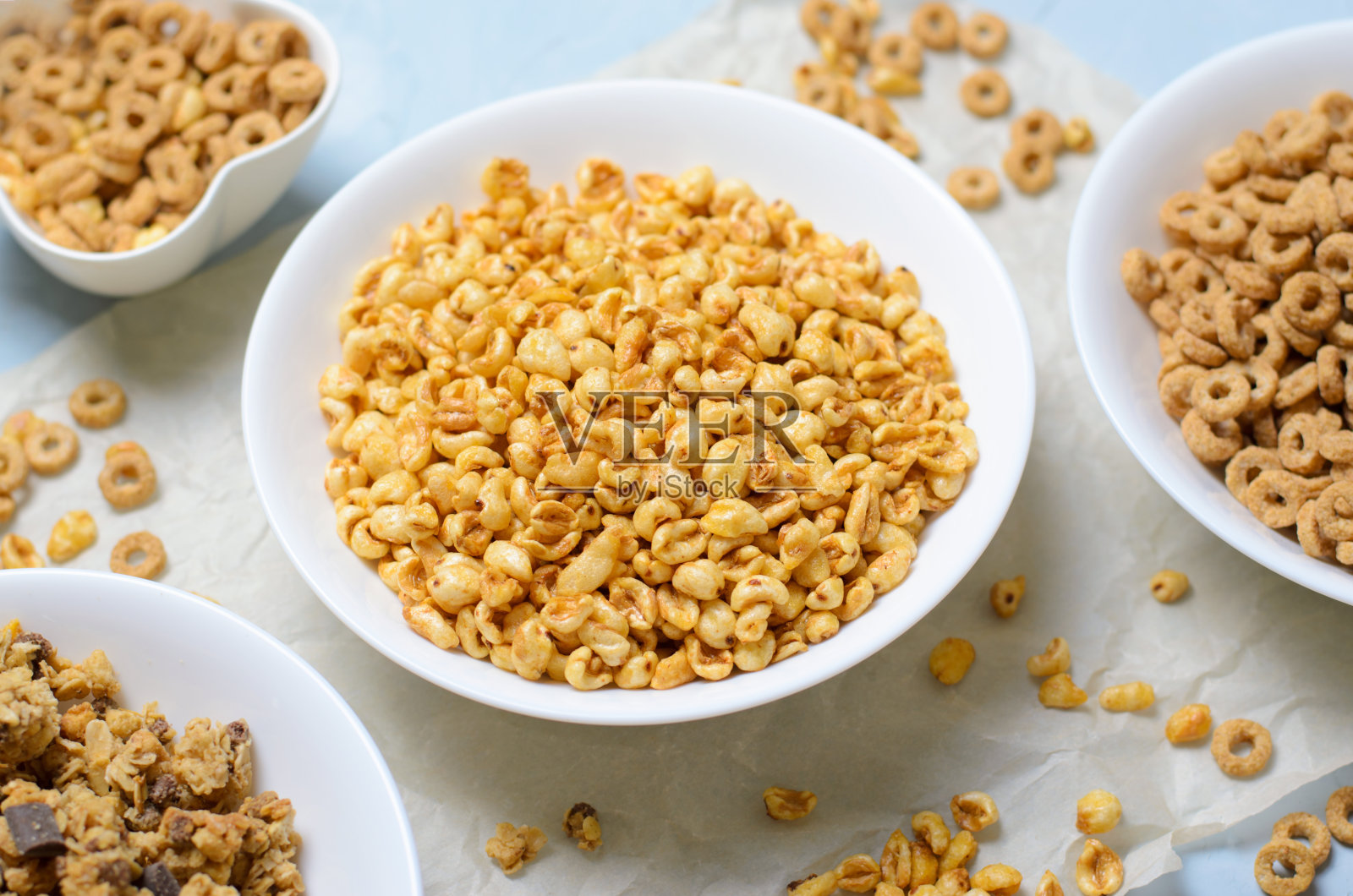 膨化米饭和各种谷物的碗，快速早餐照片摄影图片