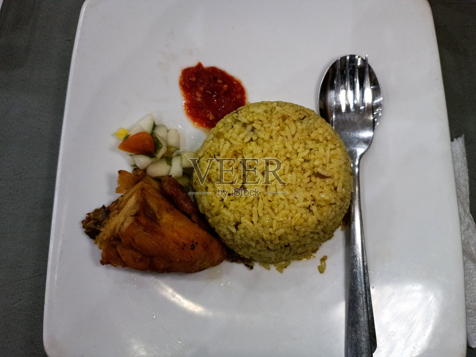 白盘子上的鸡肉薄饼照片摄影图片