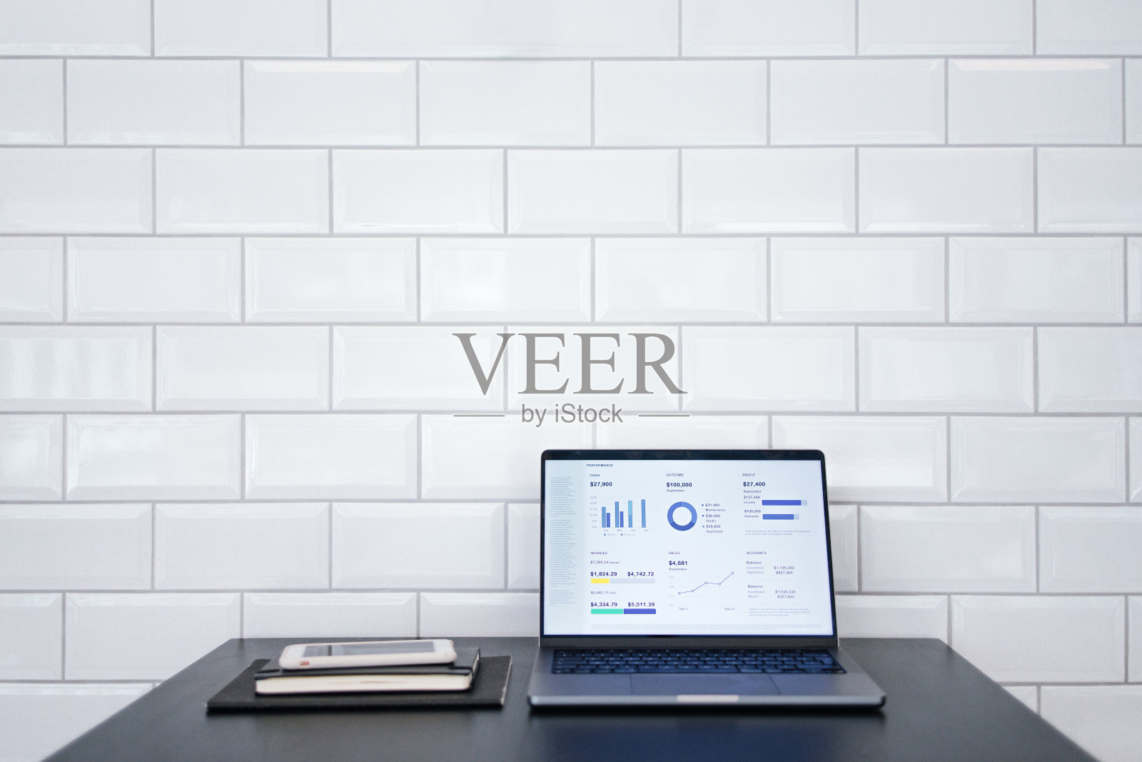 桌子上有可视屏幕的笔记本电脑(拷贝空间)照片摄影图片