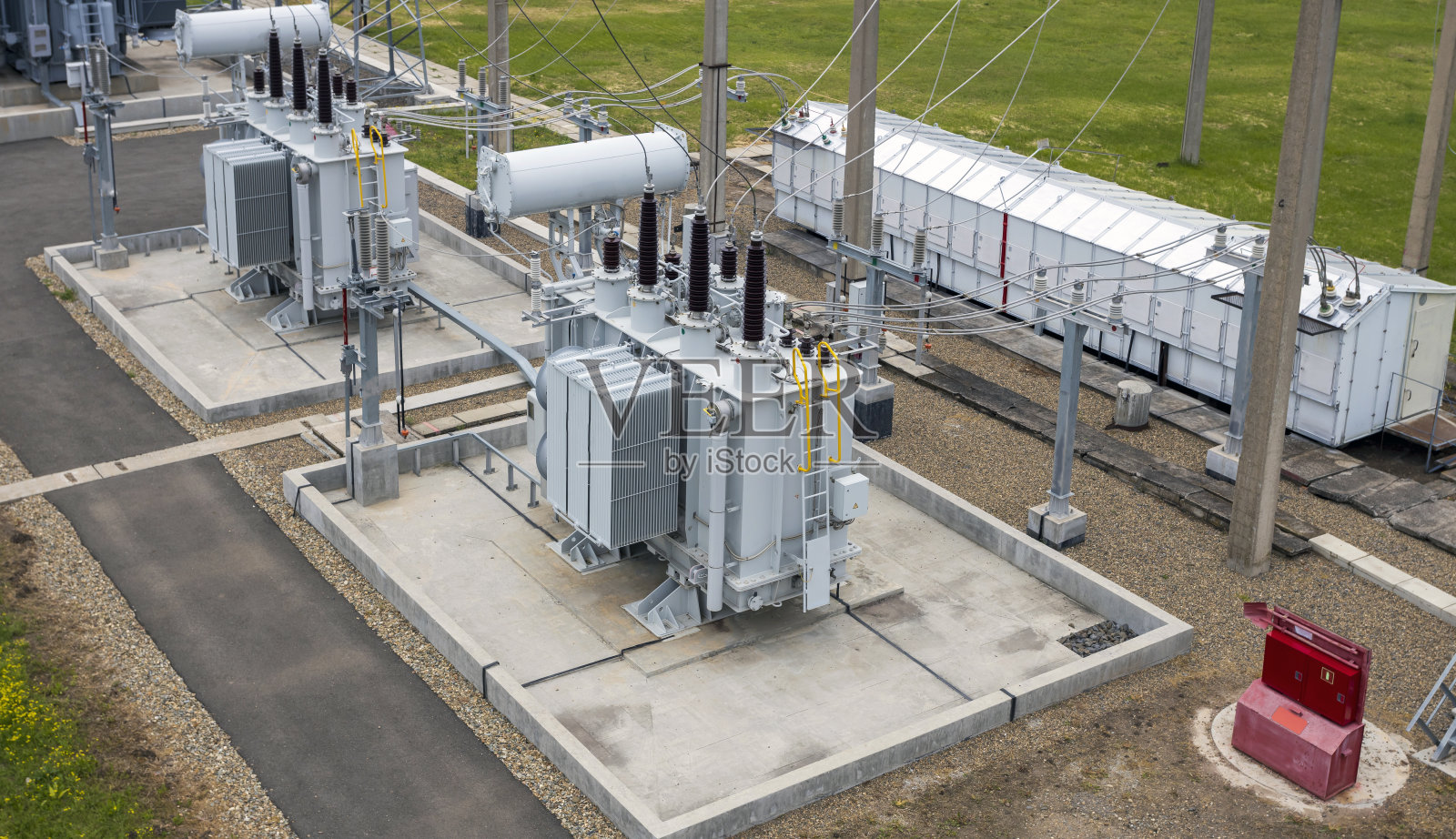 高压变电站的俯视图，有开关和隔离器。照片摄影图片