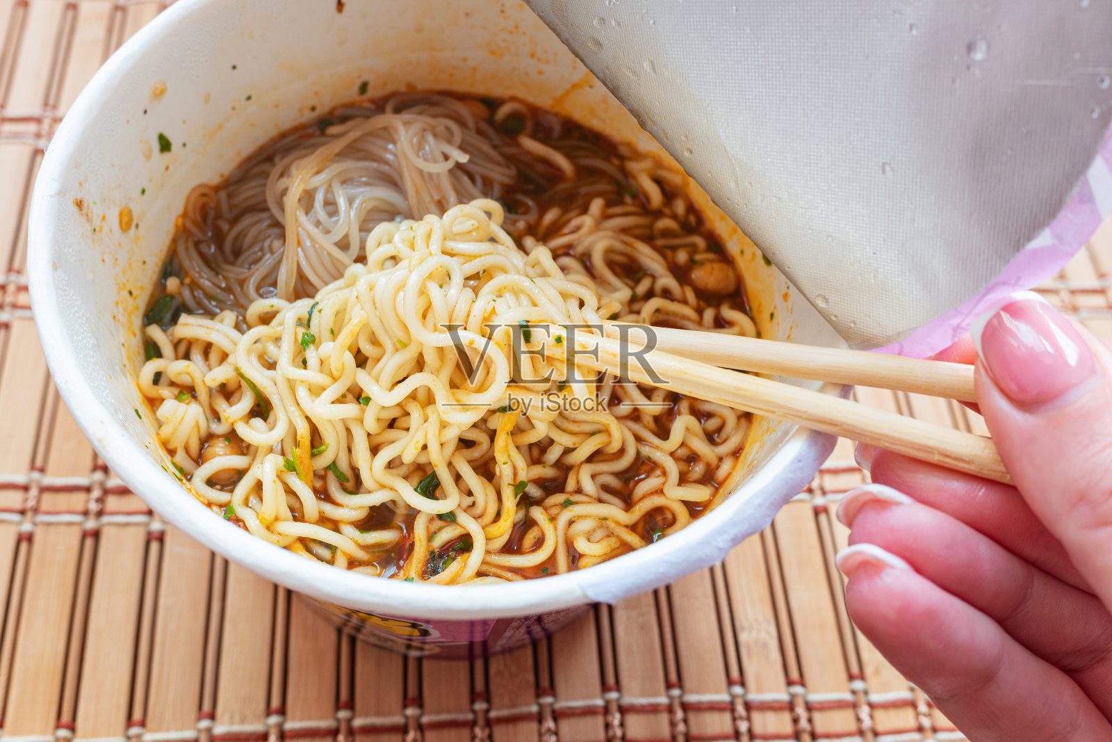 吃纸杯泡面。亚洲快餐。照片摄影图片