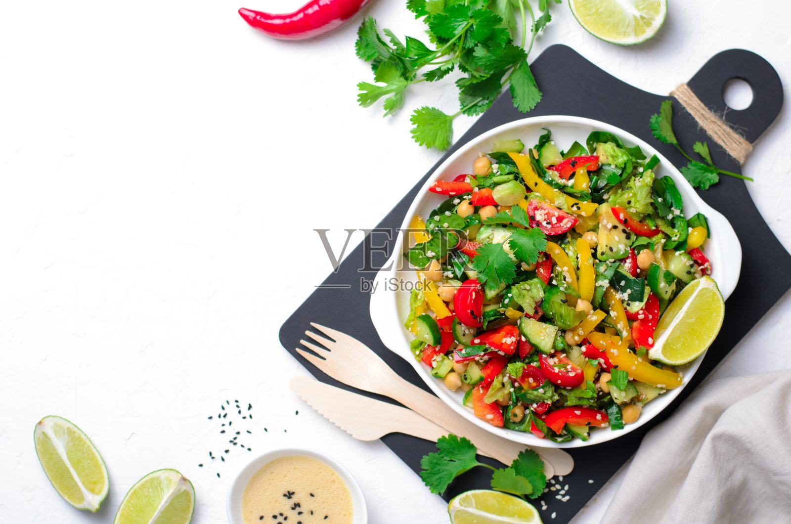 新鲜蔬菜沙拉，健康素食餐与鳄梨，鹰嘴豆，甜椒，黄瓜和菠菜照片摄影图片