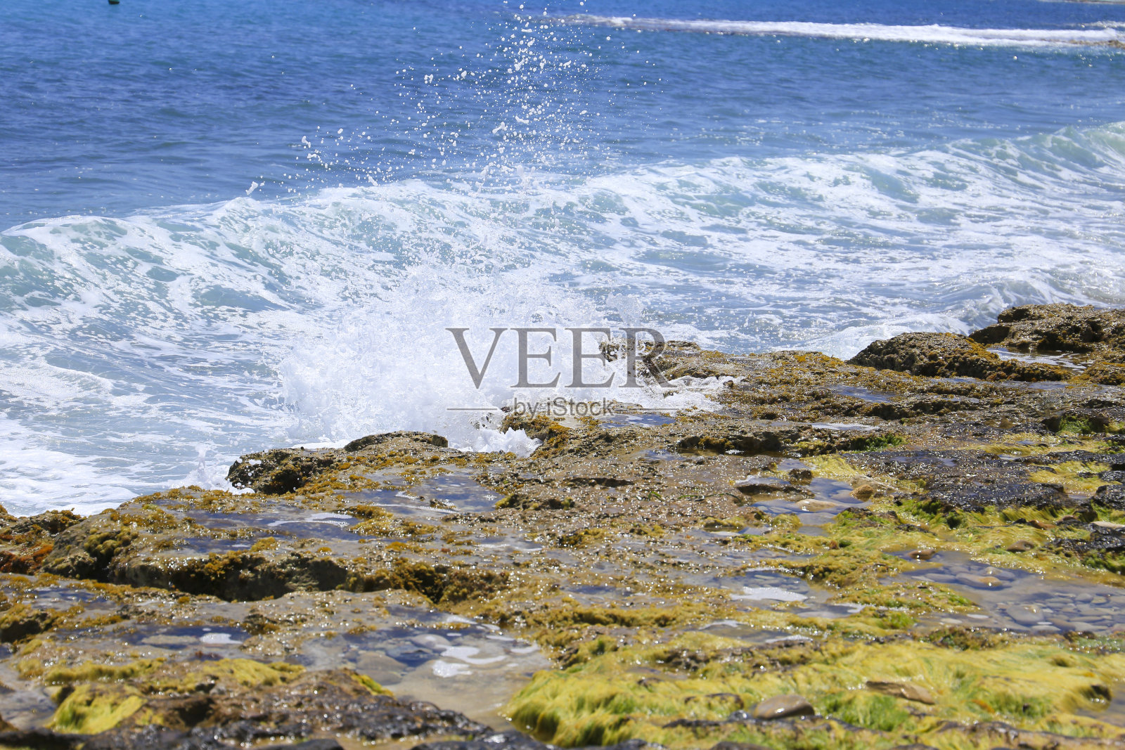 海浪冲击着岸边的岩石照片摄影图片
