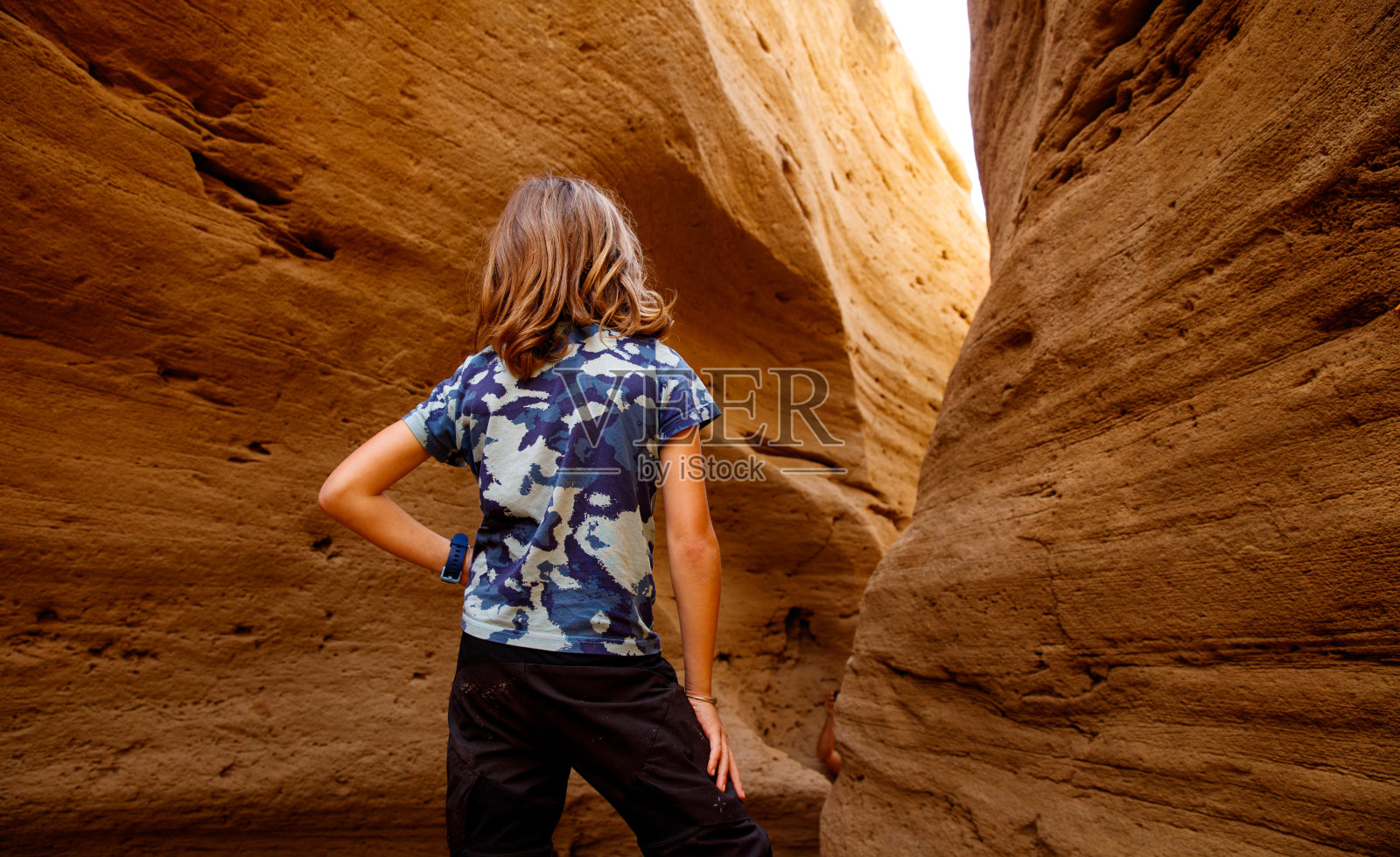 孩子们在红色峡谷和阳光-摩洛哥照片摄影图片