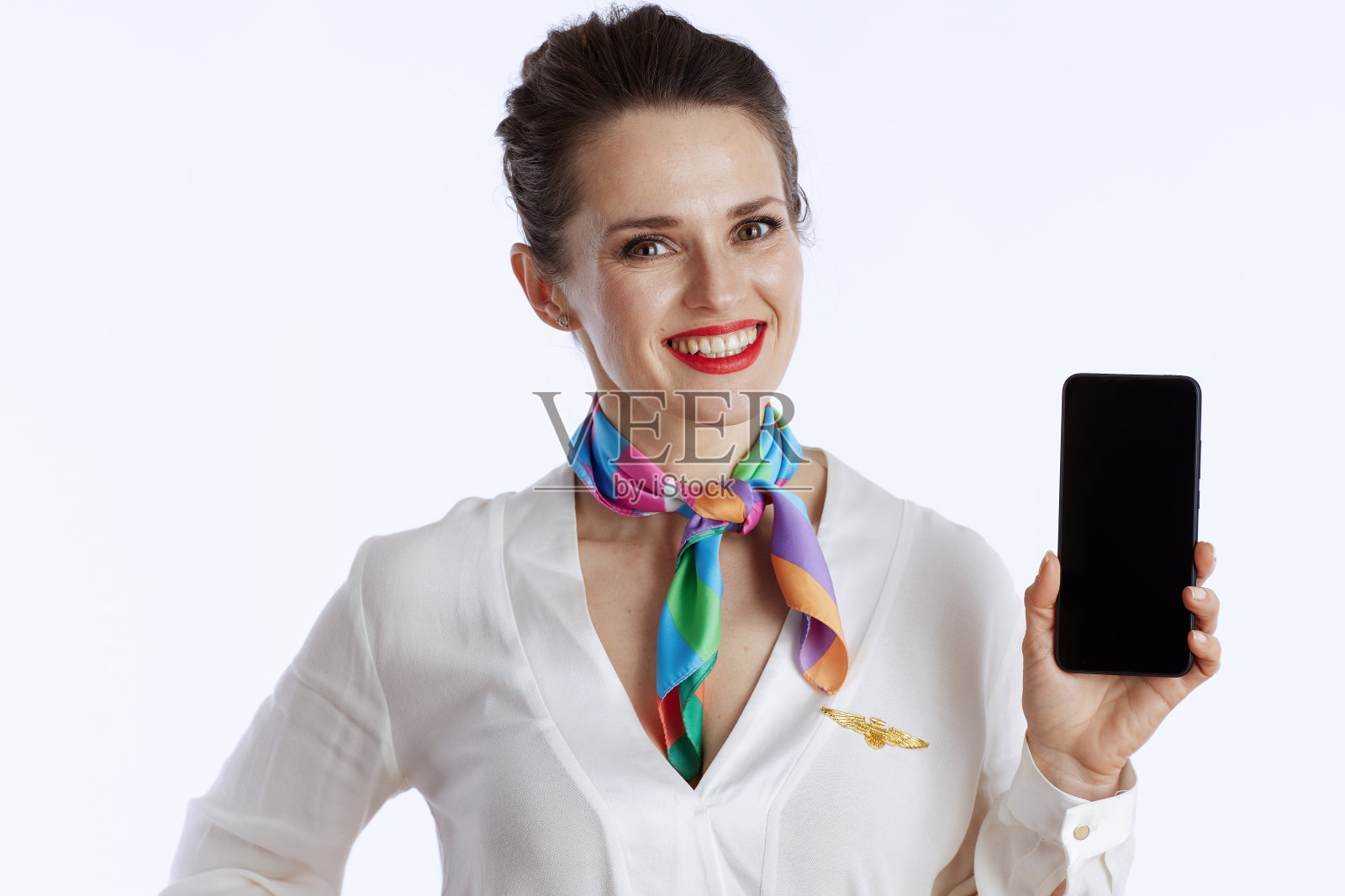 快乐的空姐在展示智能手机的空白屏幕照片摄影图片