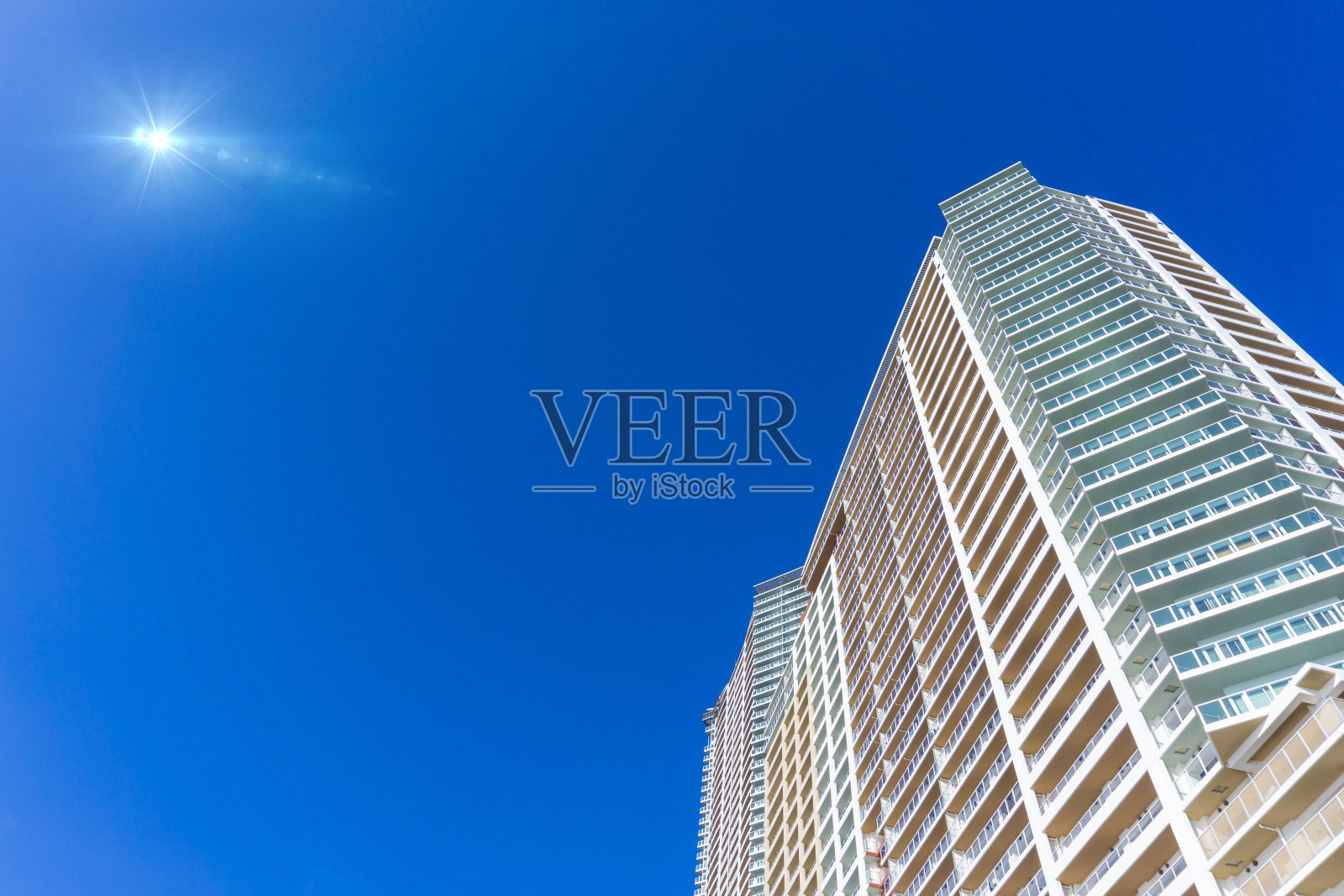 高层公寓的外观和清新的蓝天景色照片摄影图片