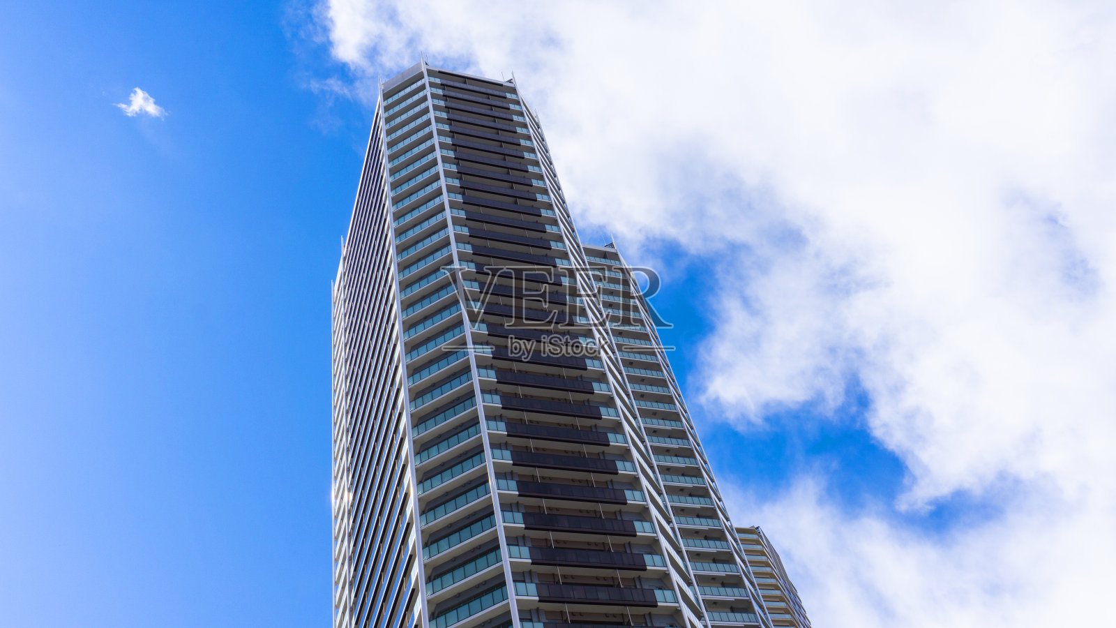 高层公寓的外观和清新的蓝天景色照片摄影图片