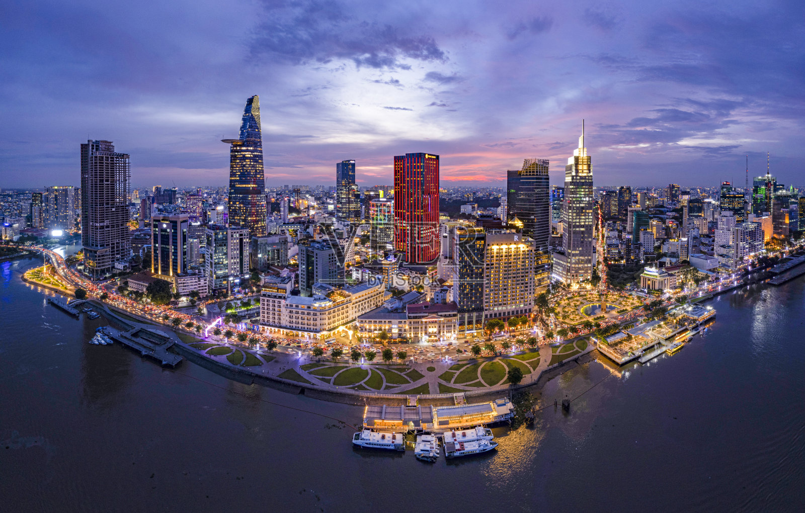 越南胡志明市西贡河畔的日落。照片摄影图片