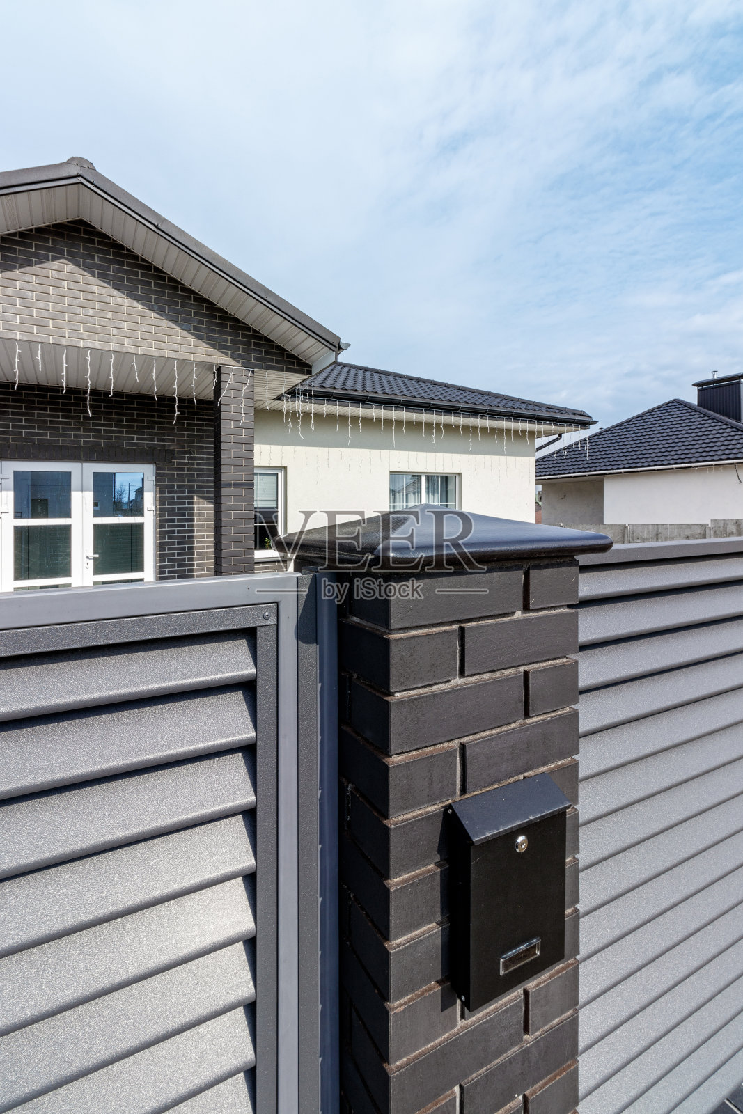 用老式装饰砖砌成的现代栅栏残片照片摄影图片