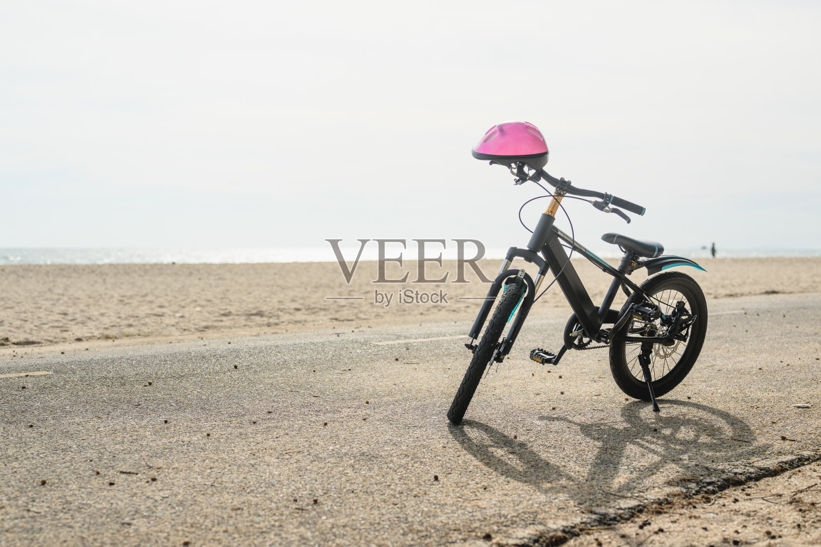 一家人在沙滩上骑着自行车进行户外活动照片摄影图片