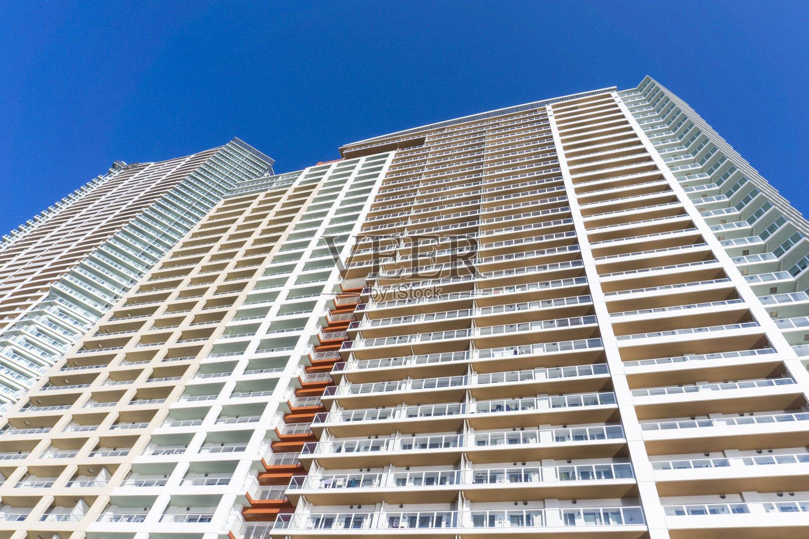 高层公寓的外观和清新的蓝天景色照片摄影图片