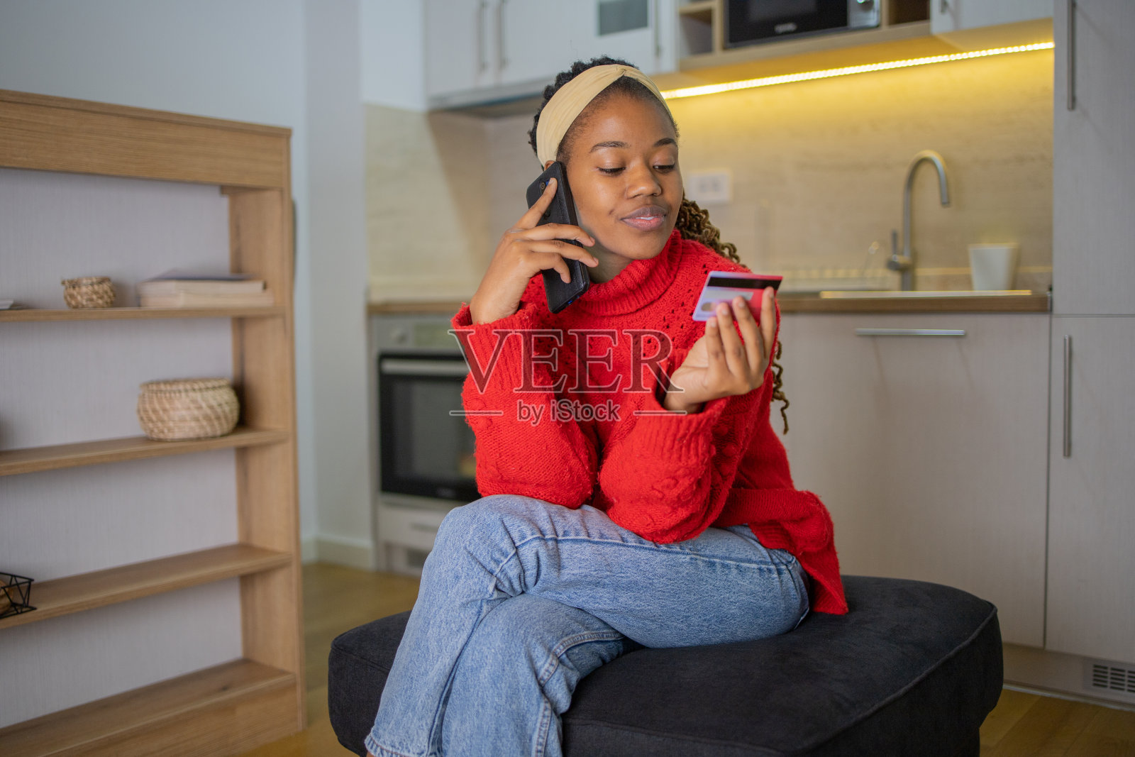 一个女人用信用卡在网上购物照片摄影图片