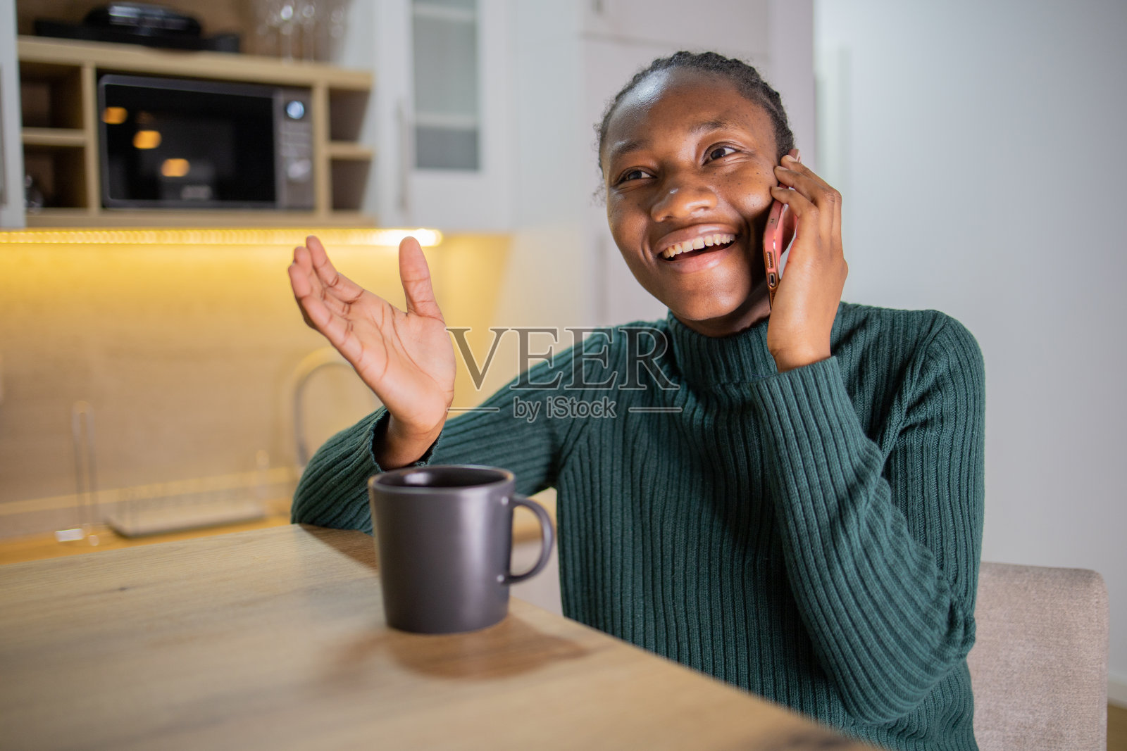 快乐的年轻女子在使用电话照片摄影图片