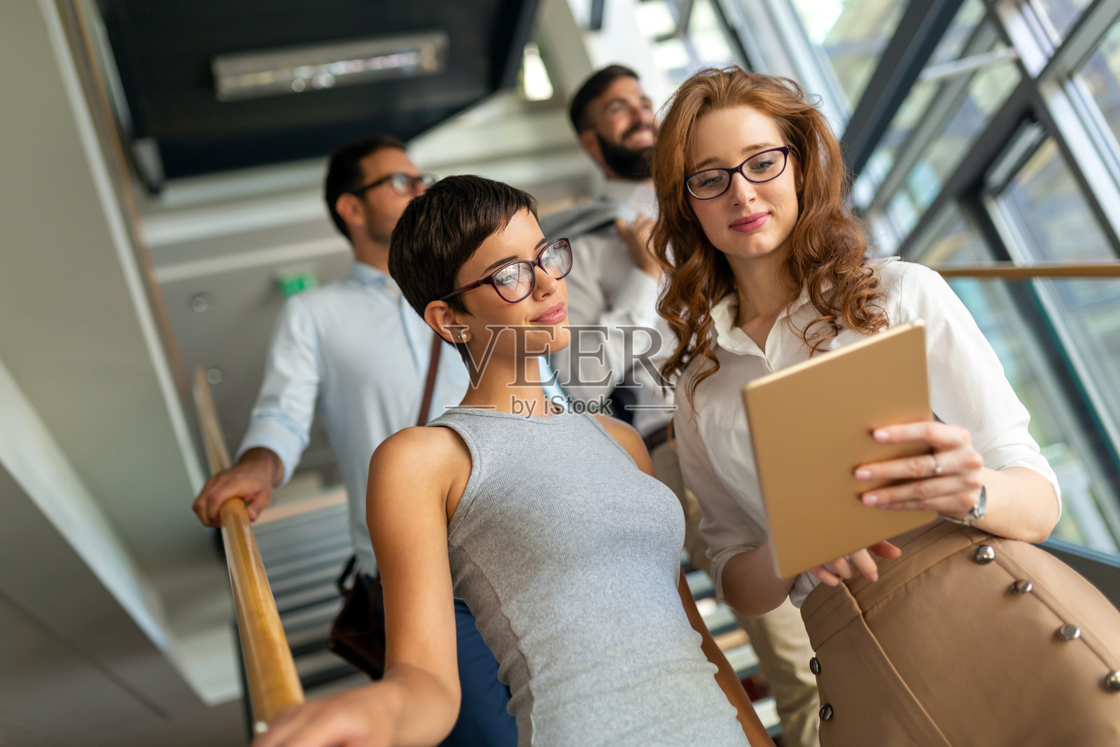 商务人员在办公室一起工作的协作和分析照片摄影图片