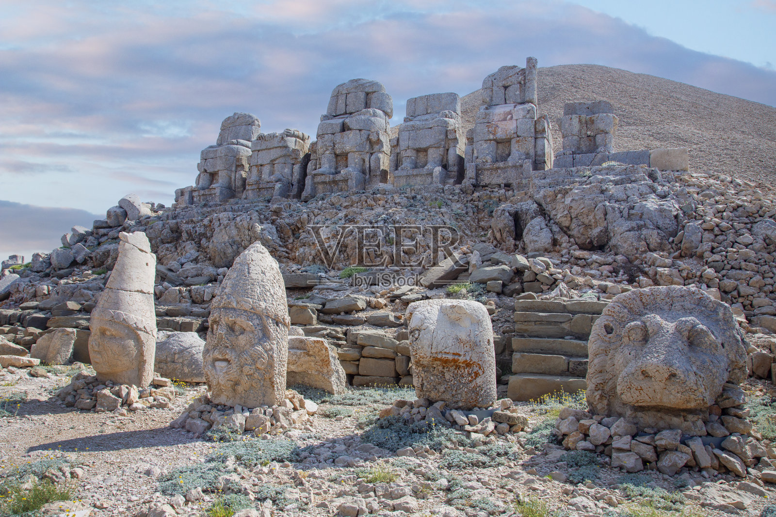 Nemrut山是一座2150米高的山，位于土耳其Adıyaman省。照片摄影图片