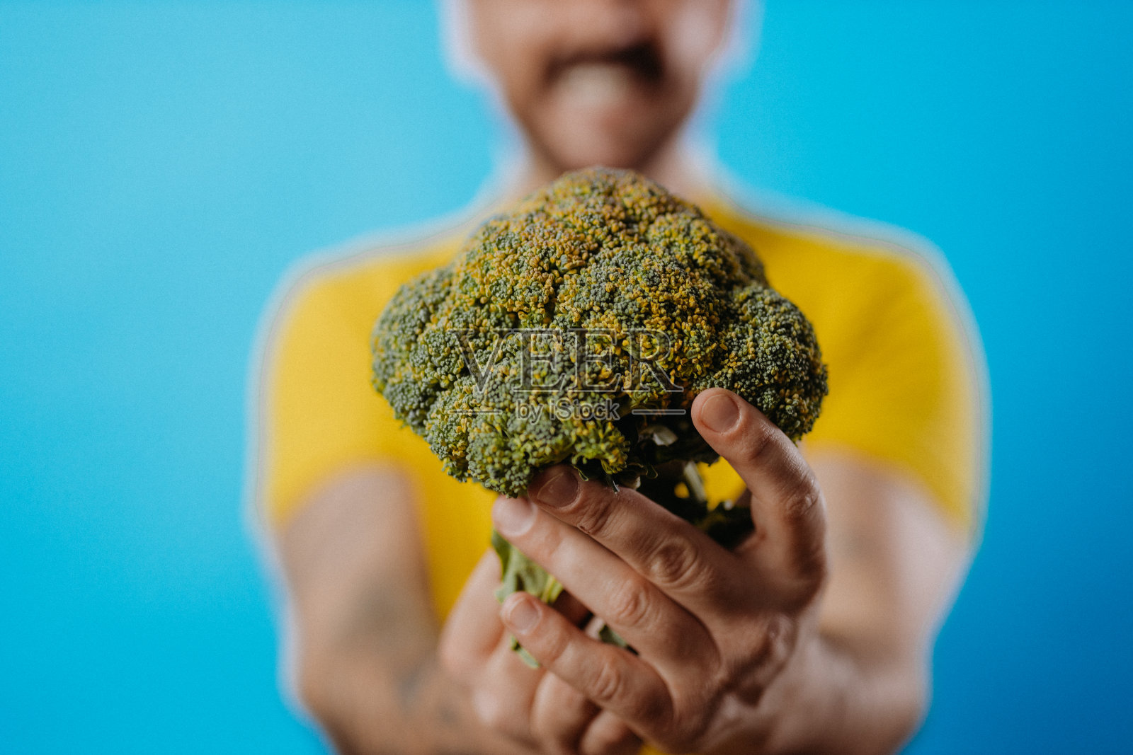 拿着蔬菜的男子照片摄影图片