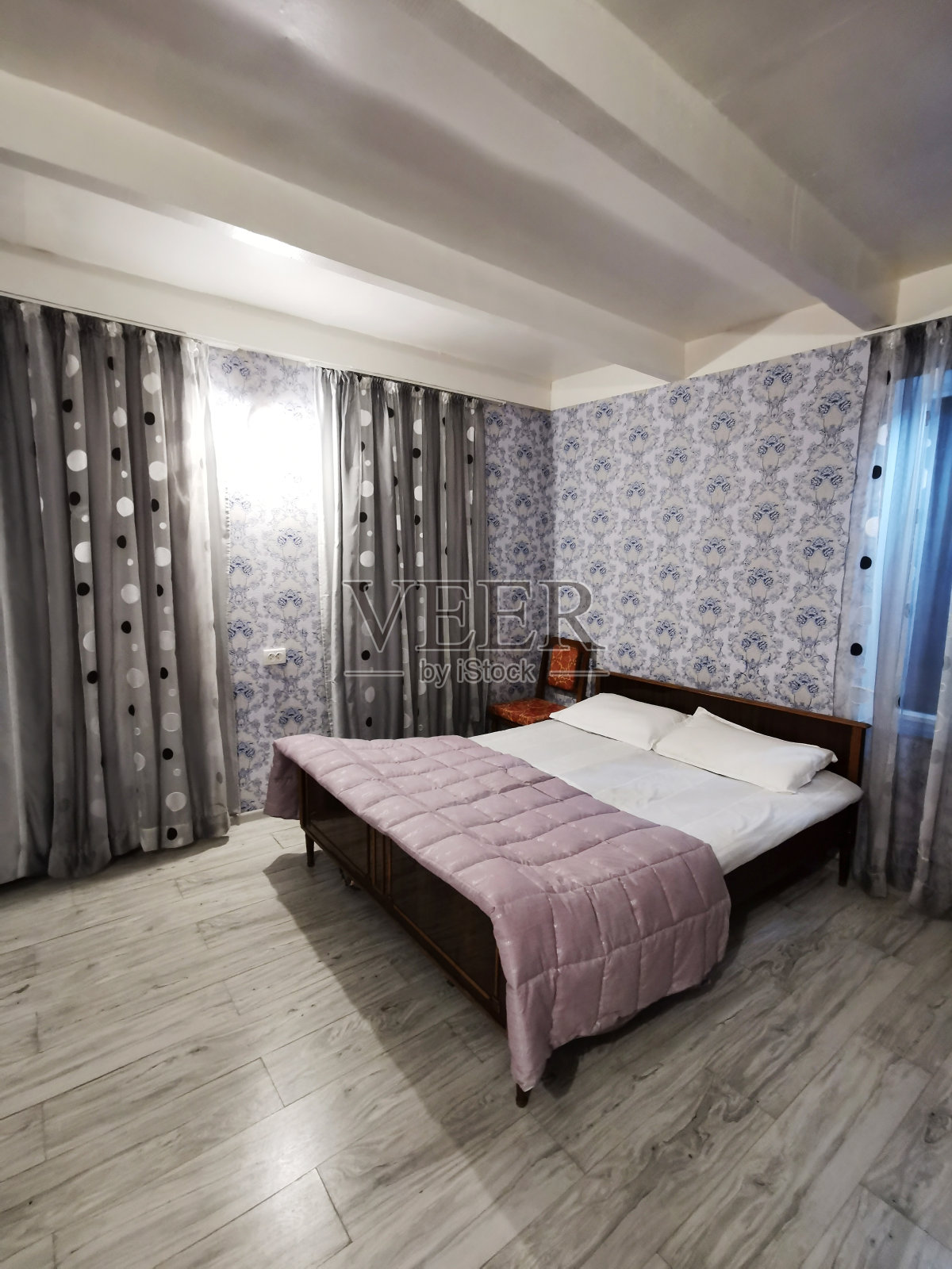 有一张大床的房间照片摄影图片