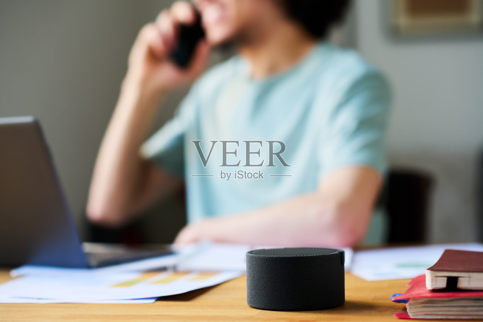 在工作或学习中使用智能音箱照片摄影图片