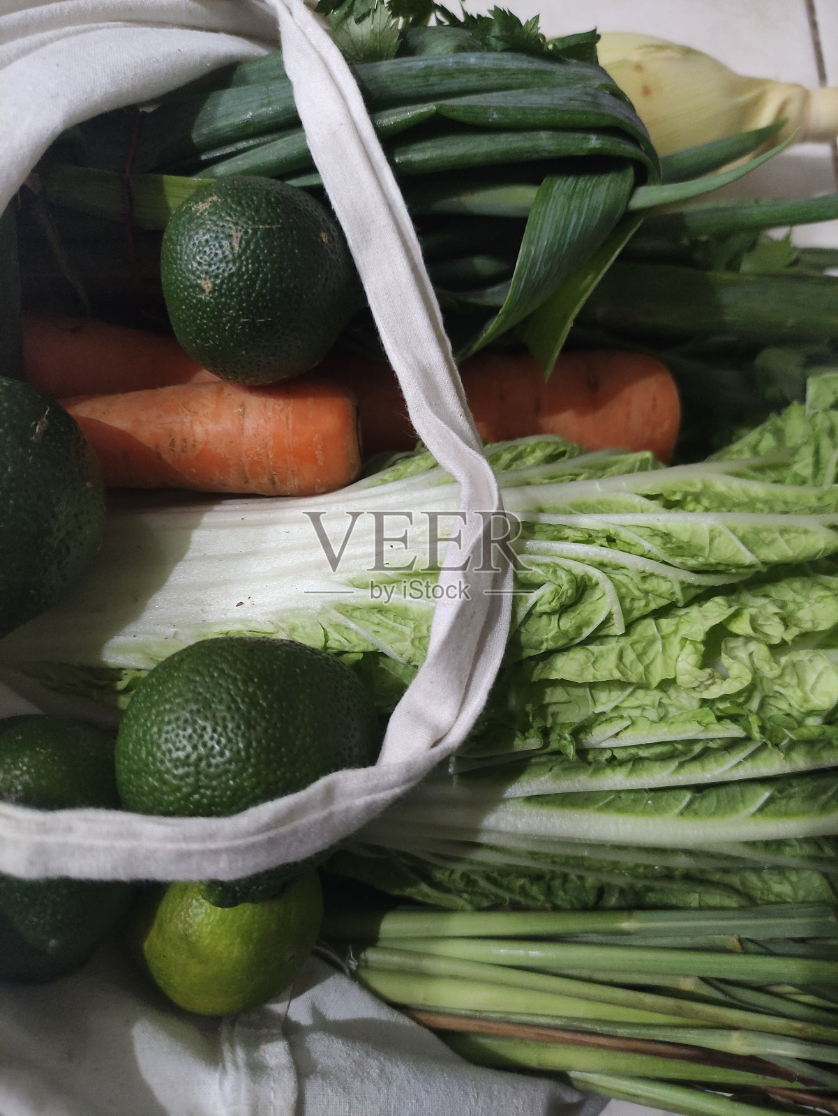 回收剩余布料制成购物袋。照片摄影图片